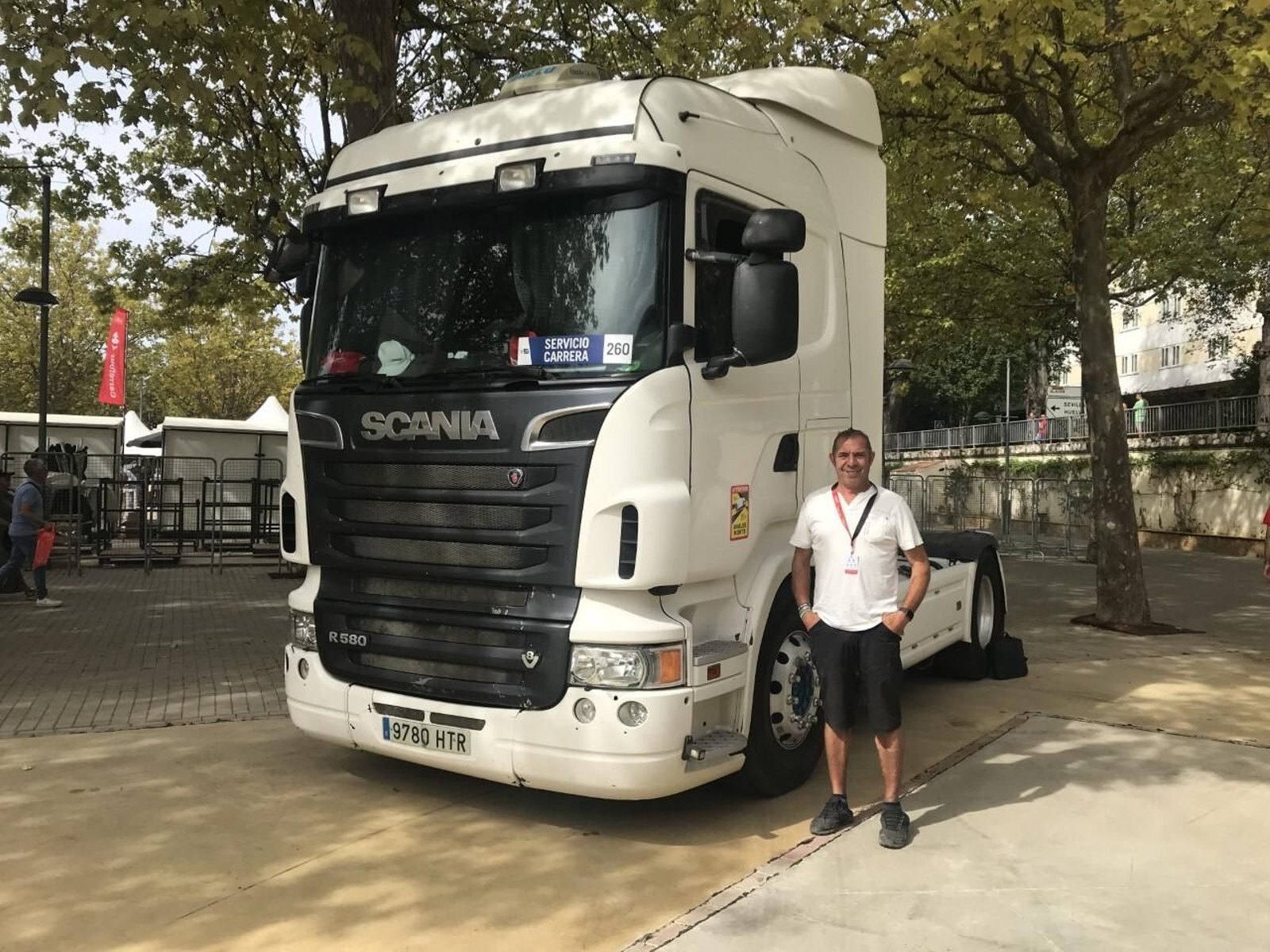 Pedro Calero, con su camión en el área reservada en Aracena.
