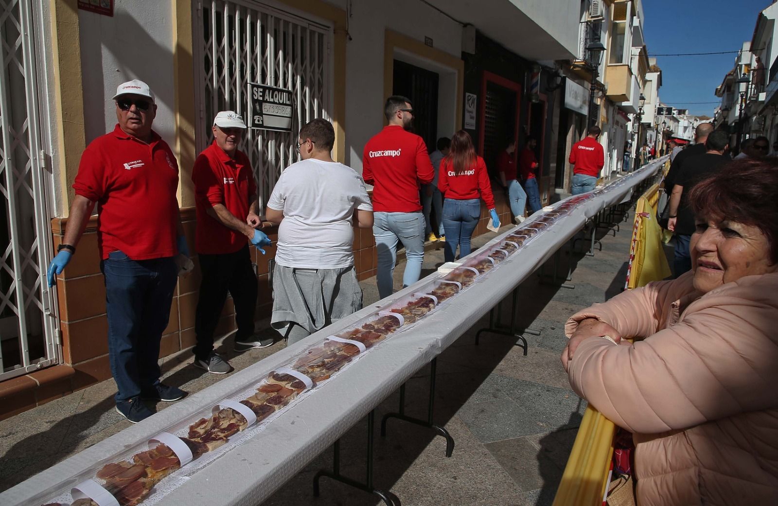 Colocación de la tosta ibérica a lo largo de la céntrica calle de La Plata, este domingo.