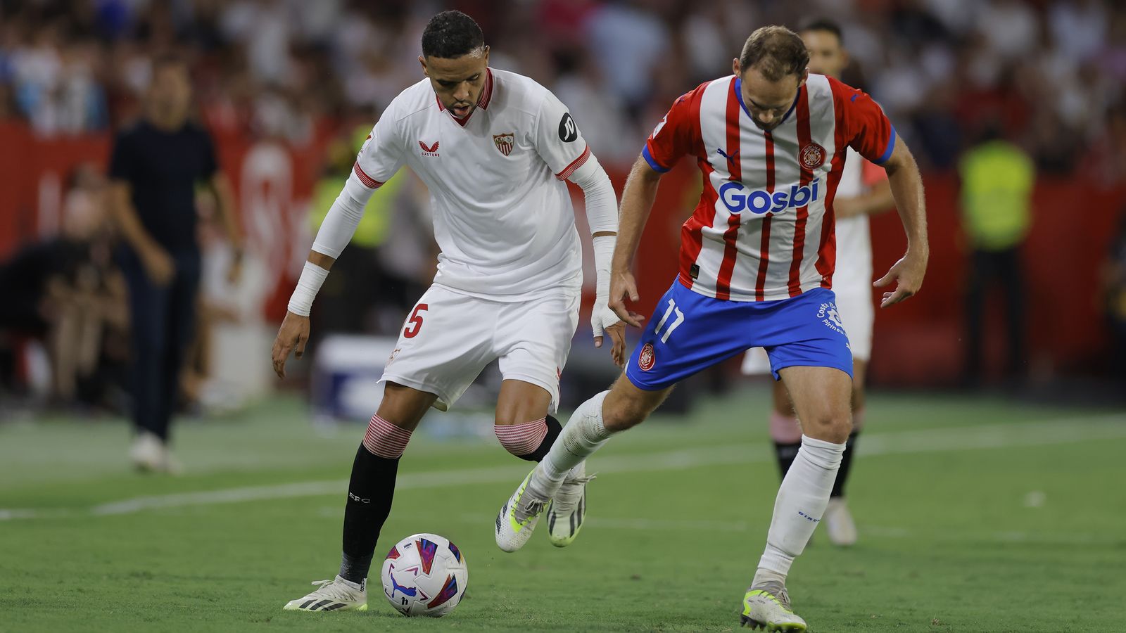 En-Nesyri trata de escaparse de Blind.