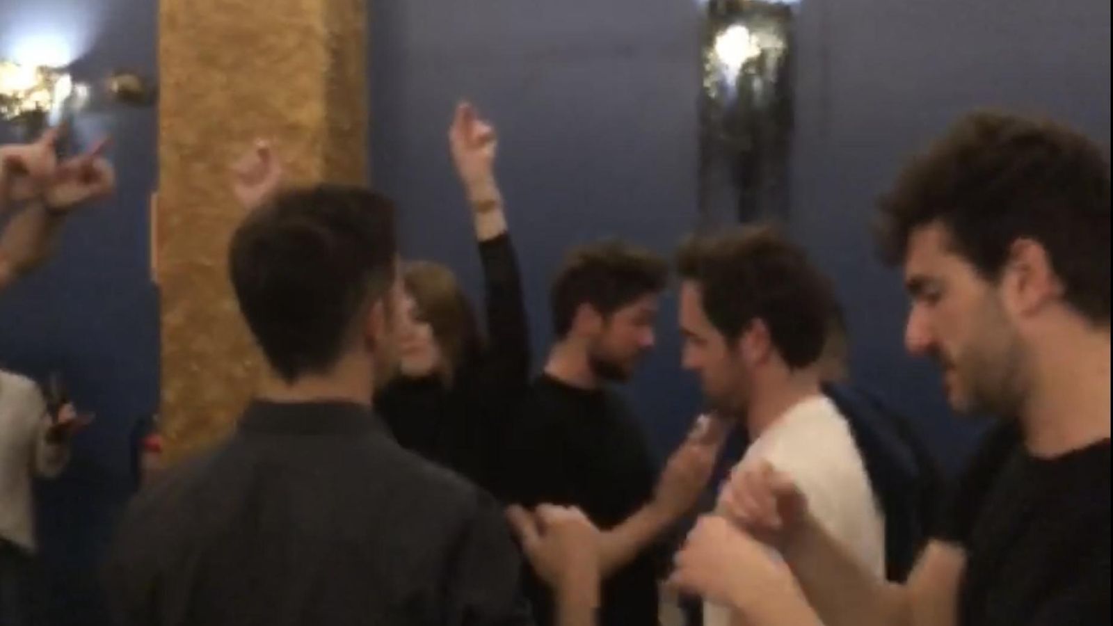 Carlos Cuevas y Miki Esparbé disfrutan de la noche catalana