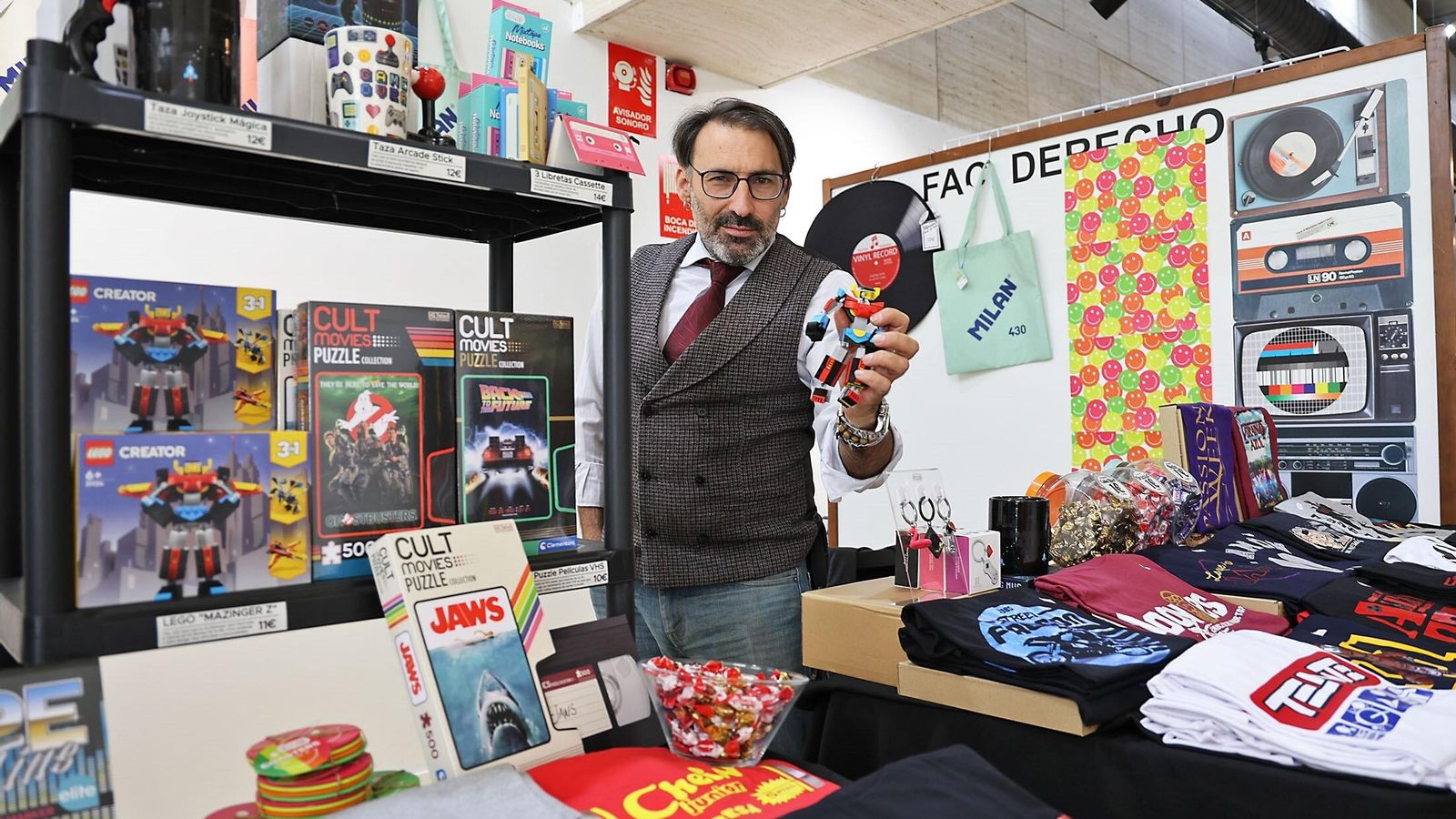Uno de los stand del Salón del Cómic en la Casa Colón de Huelva.