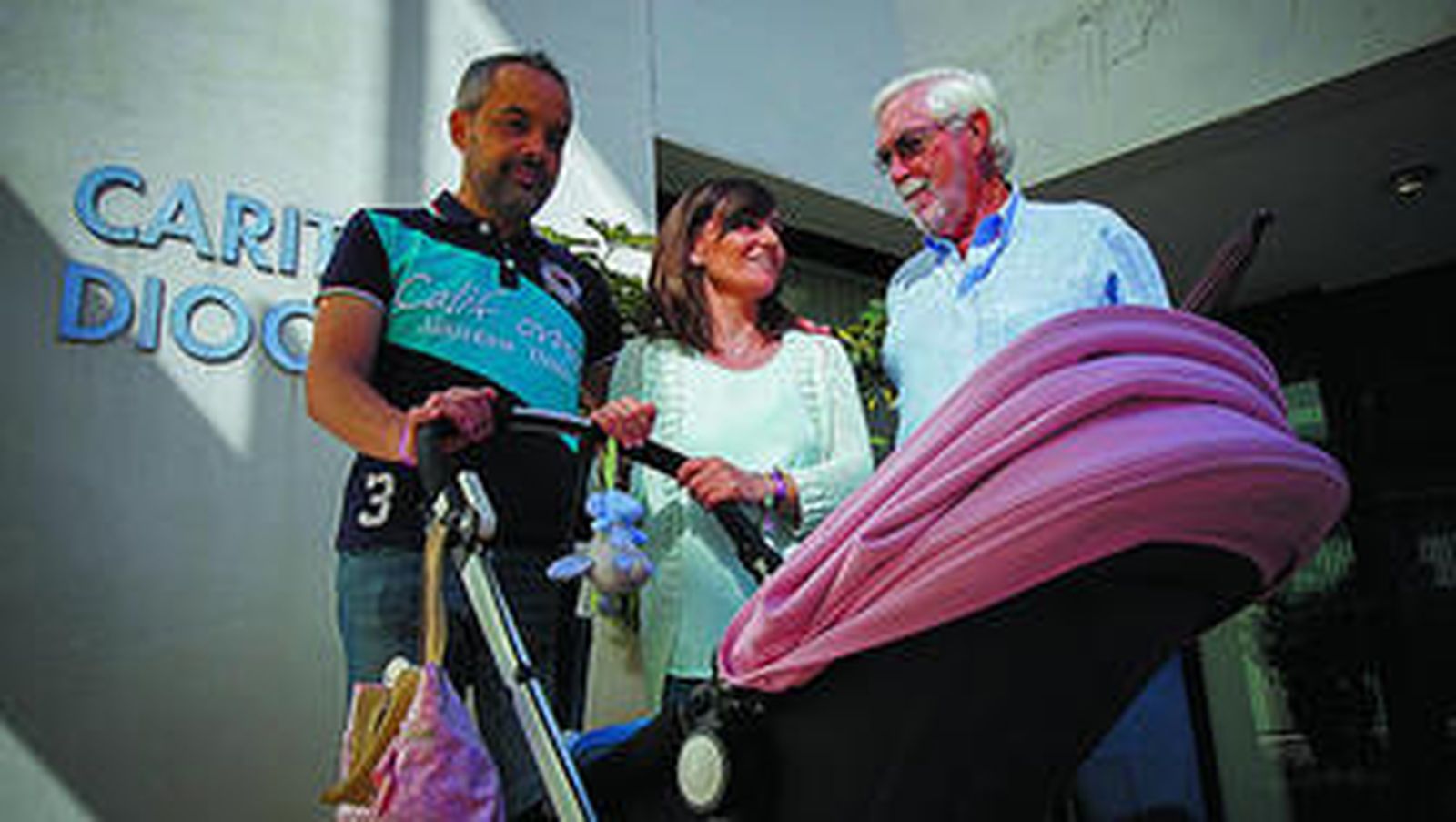 Sergio Ramos y Belén Pérez, con el impulsor de la iniciativa, Joaquín Gómez, en las instalaciones de Cáritas, en el Obispado.