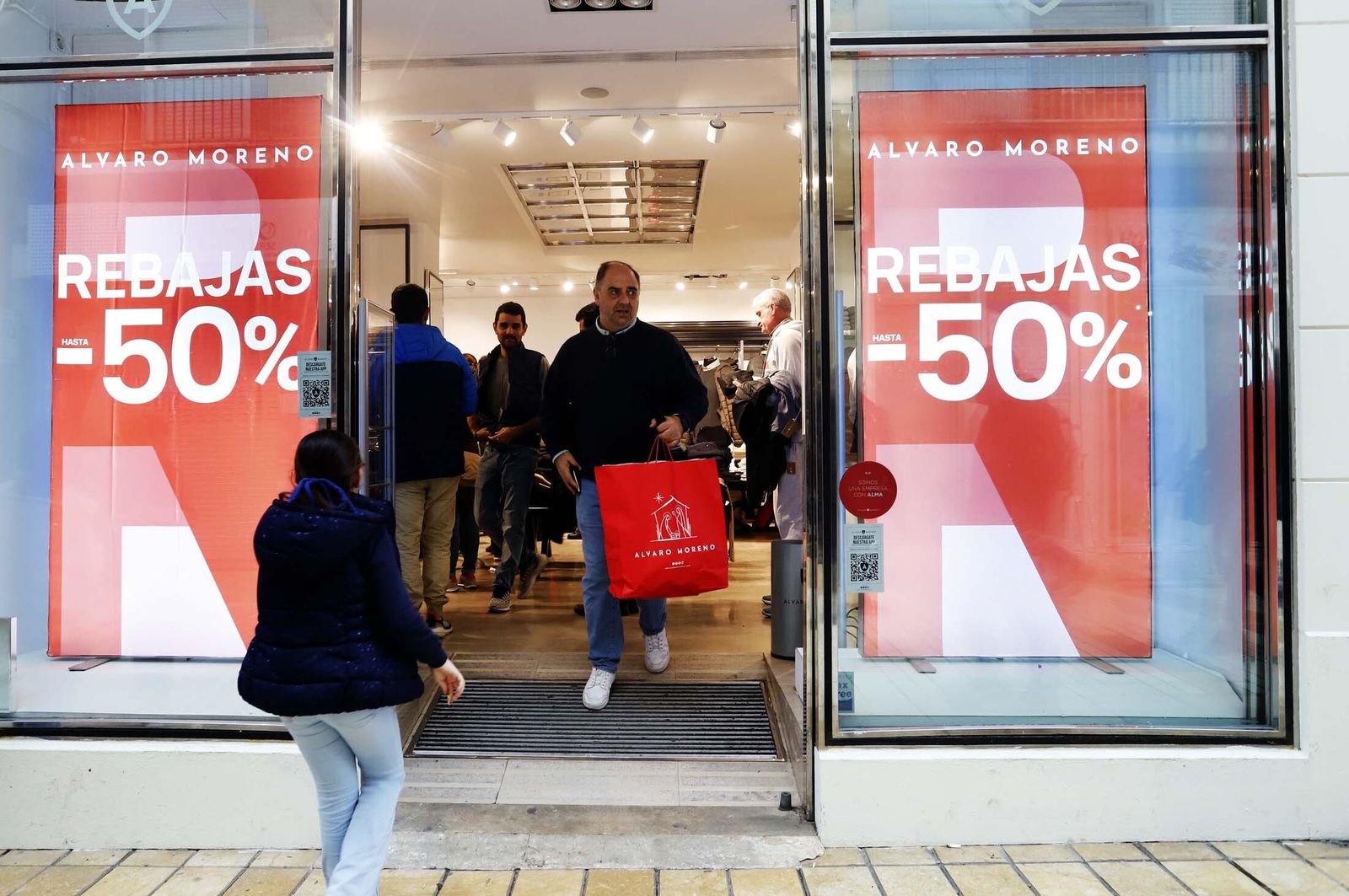 Imágenes del primer día de rebajas en los comercios de Huelva