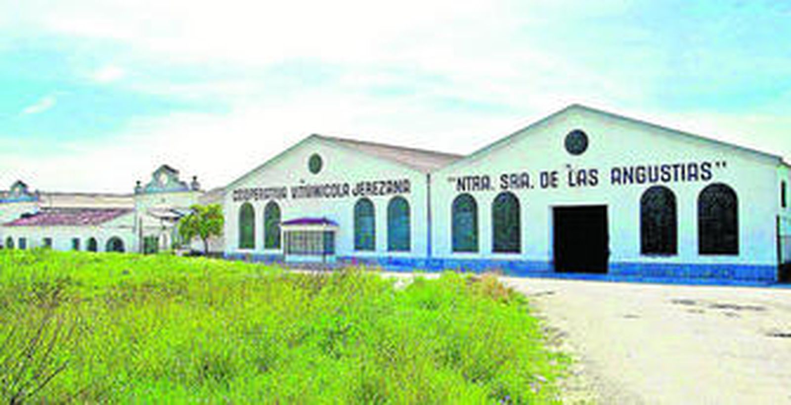 Fachada de Las Angustias, la cooperativa vitivinícola de Jerez, cuyas instalaciones se ubican en la circunvalación, junto al complejo comercial de Ikea.