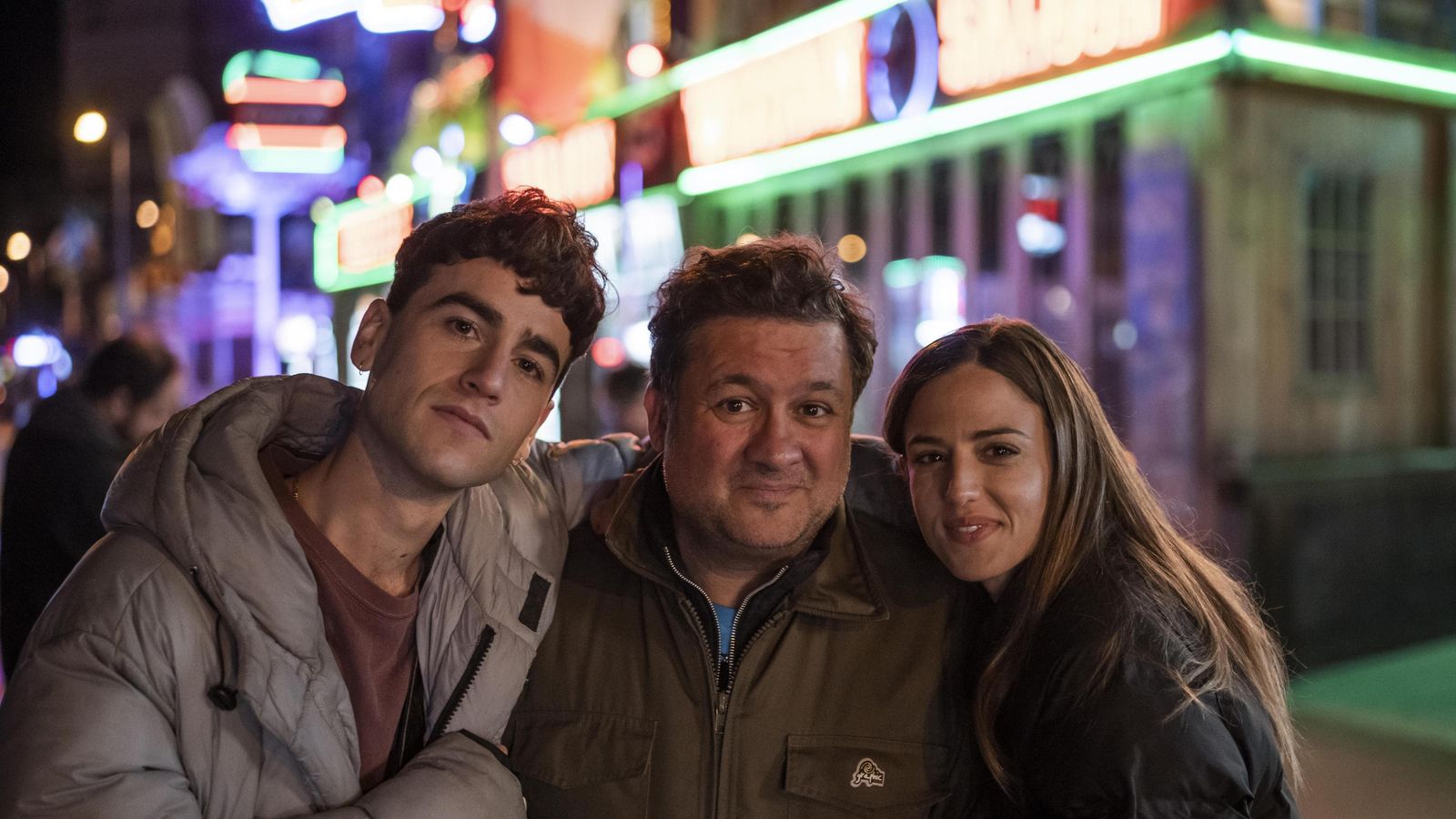El director Secun de la Rosa, junto a sus protagonistas Àlex Monner y Marina Salas.