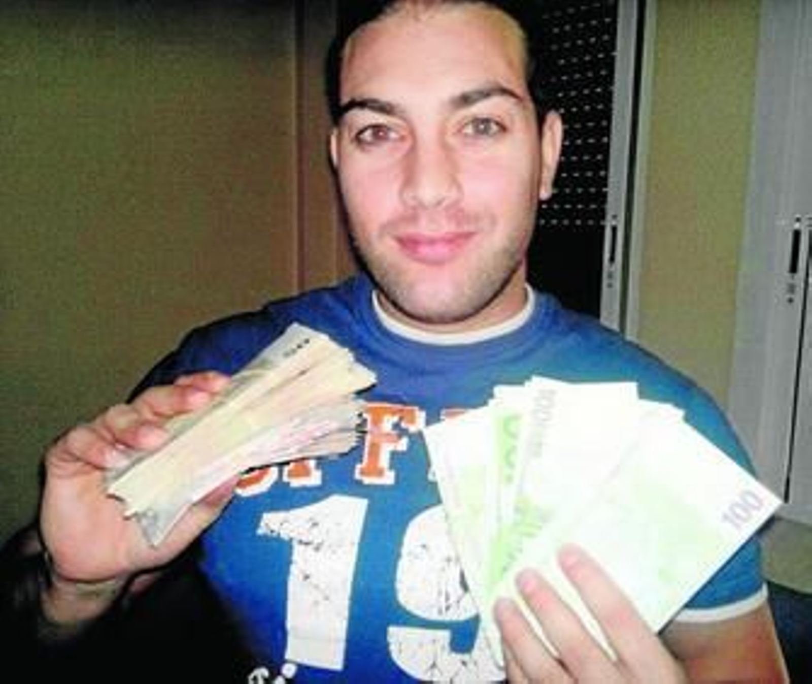 Raúl Ríos, en una imagen de una red social en la que aparece mostrando varios fajos de billetes.