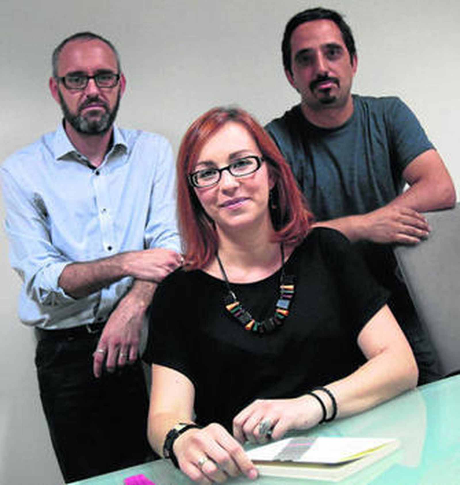 Antonio Abad Albarrán y Juan Antonio Hidalgo, tras Cecilia Ojeda, junto a un ejemplar de la novela.