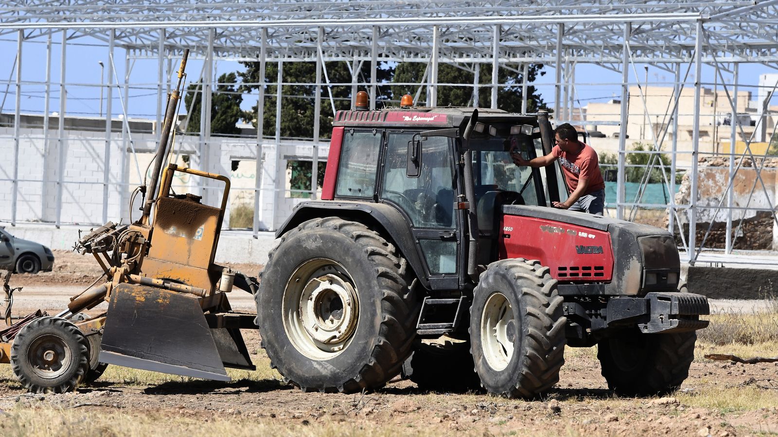 Un tractor desbroza la tierra en la que se cultivarán espárragos en una finca de San Isidro.