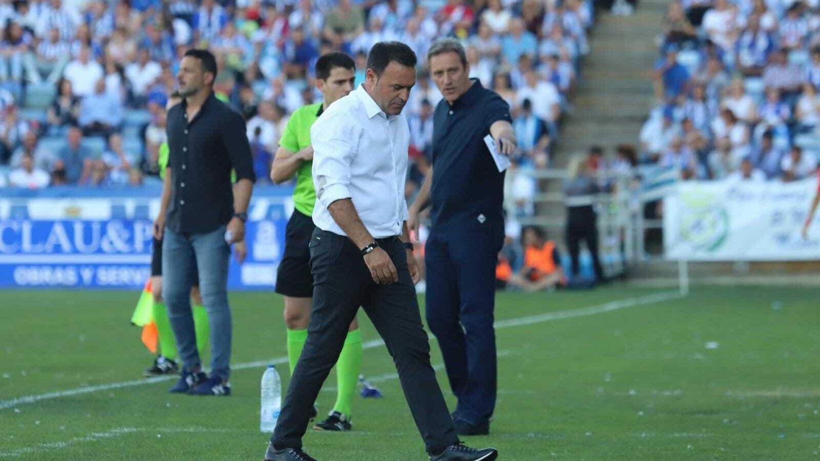 José María Salmerón, con gesto serio durante el encuentro contra el Fuenlabrada.