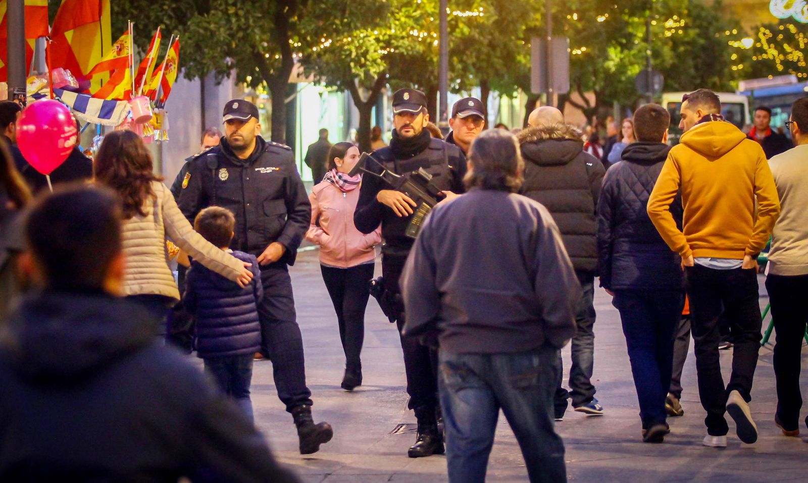 Agentes de las Unidades de Prevención y Reacción, patrullando ayer por el centro de Jerez.