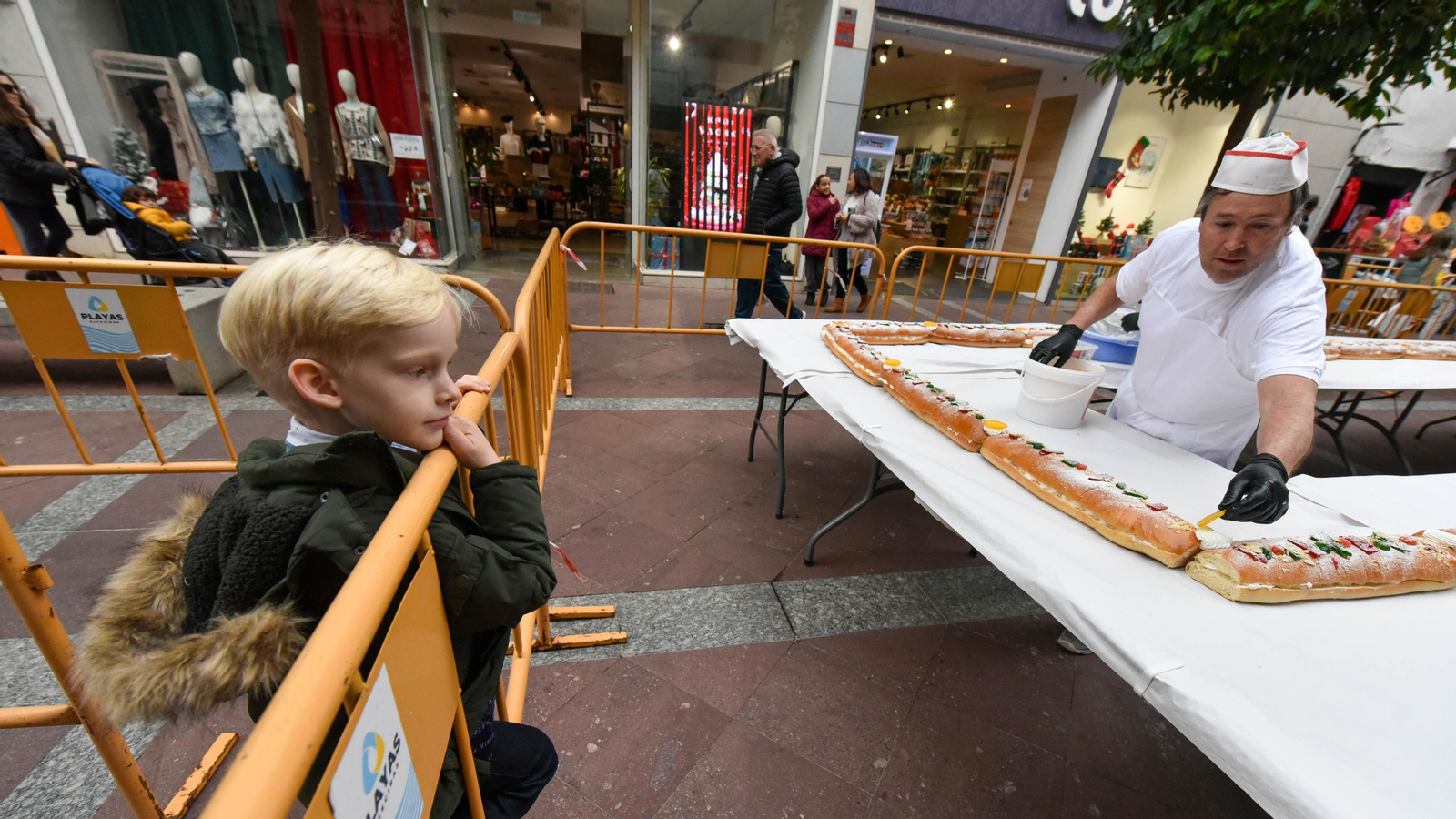 El III roscón de Reyes gigante solidario de Algeciras, en imágenes