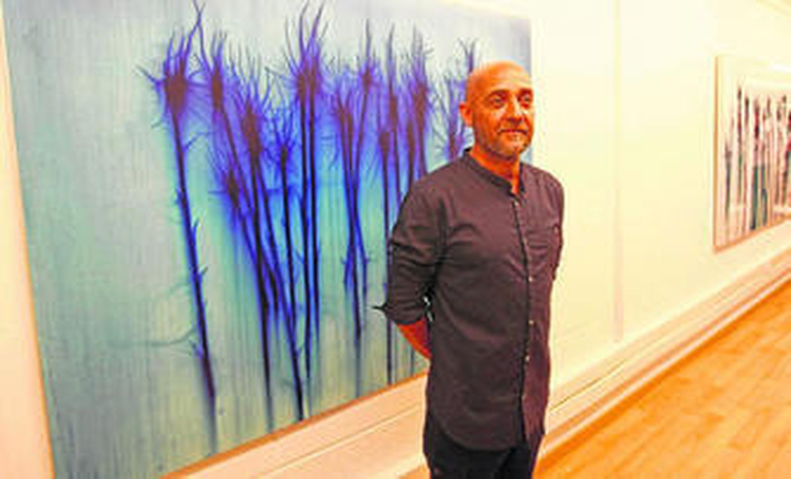 Javier Velasco, junto a sus obras.