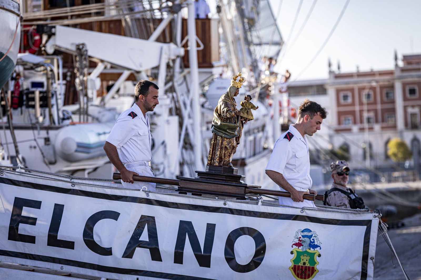 La Galeona, desembarcando esta mañana de lunes 21 de julio del Juan Sebastián de Elcano.