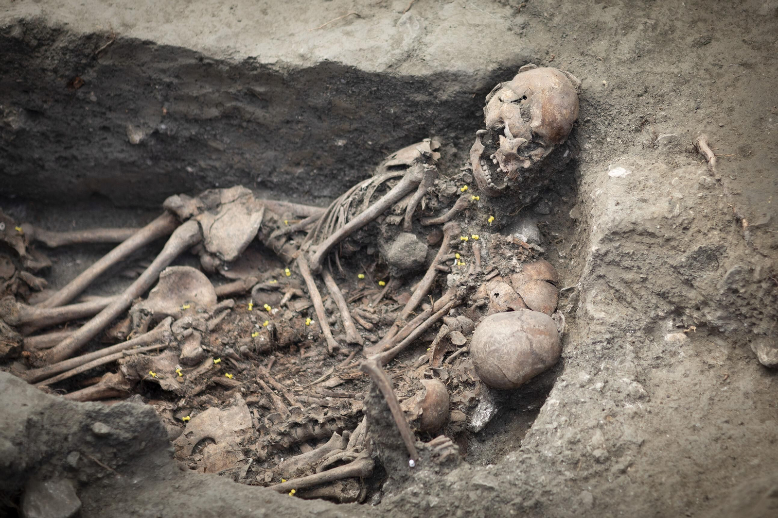 Detalle de una fosa durante la visita las fosas del Barranco de Víznar
