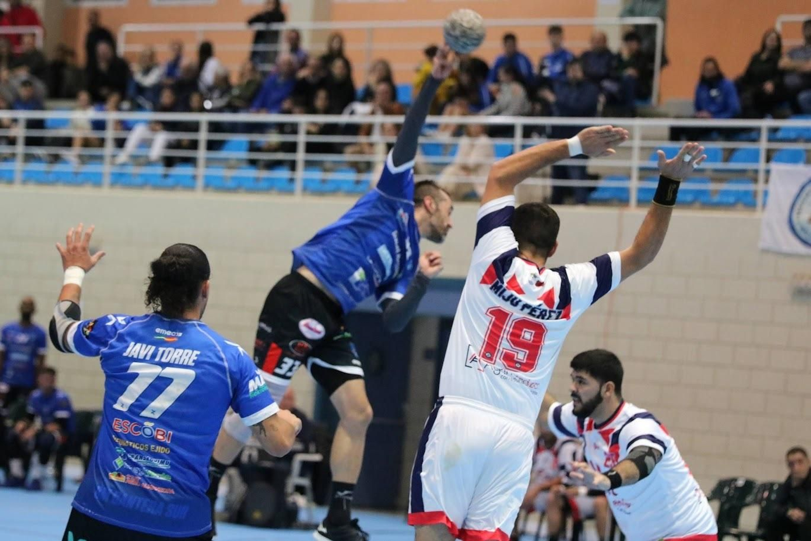 Un jugador canterano-sureño realiza un disparo durante un partido de esta temporada.