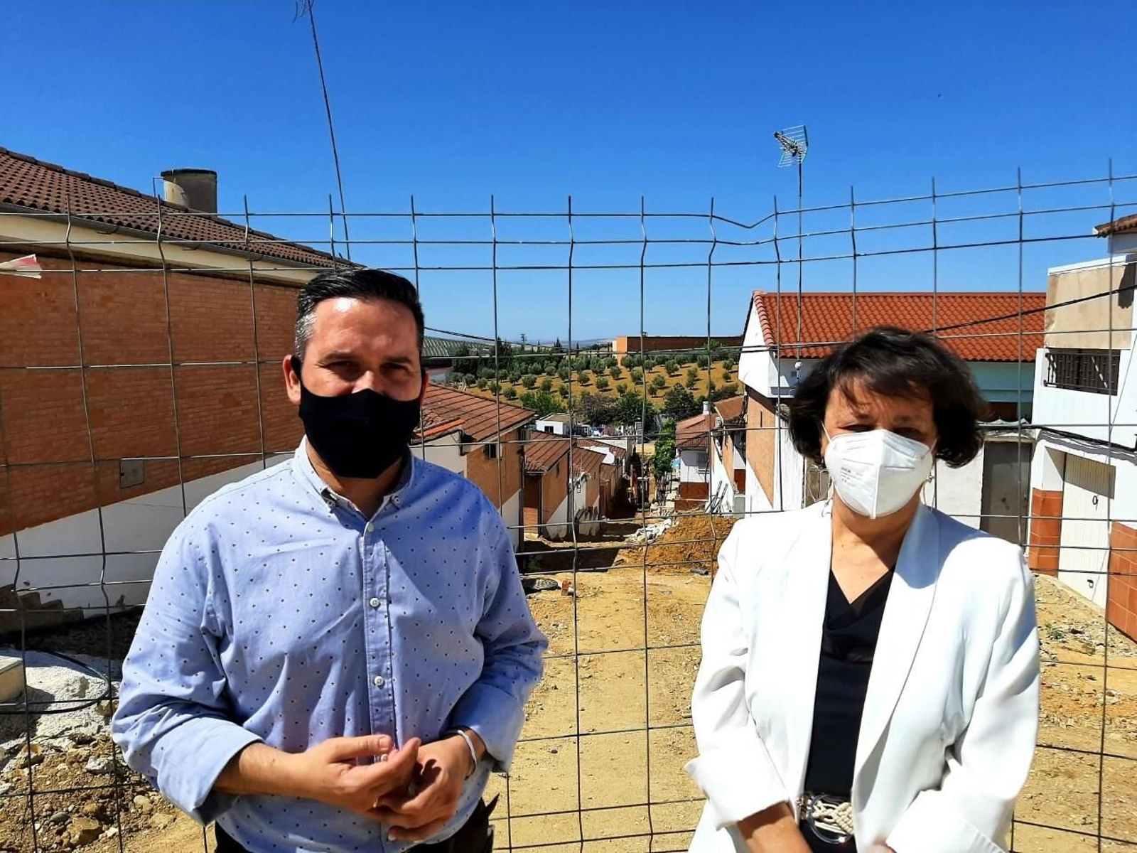 La subdelegada del Gobierno, Rafaela Valenzuela, en su visita a Santaella. La subdelegada del Gobierno, Rafaela Valenzuela, en su visita a Santaella.