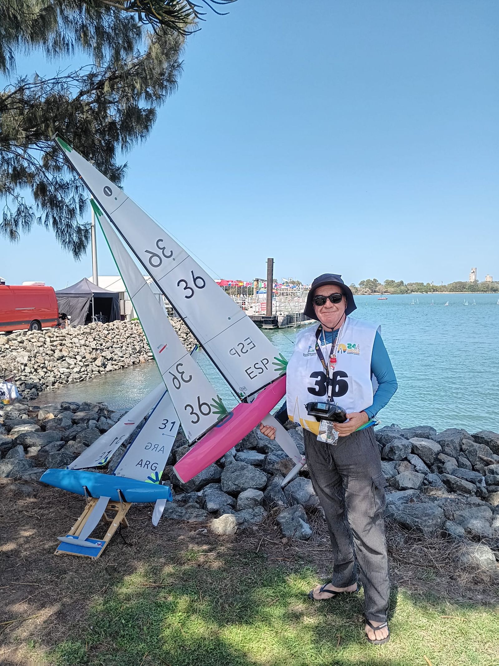 Miguel Hita junto a su One Meter ESP36.