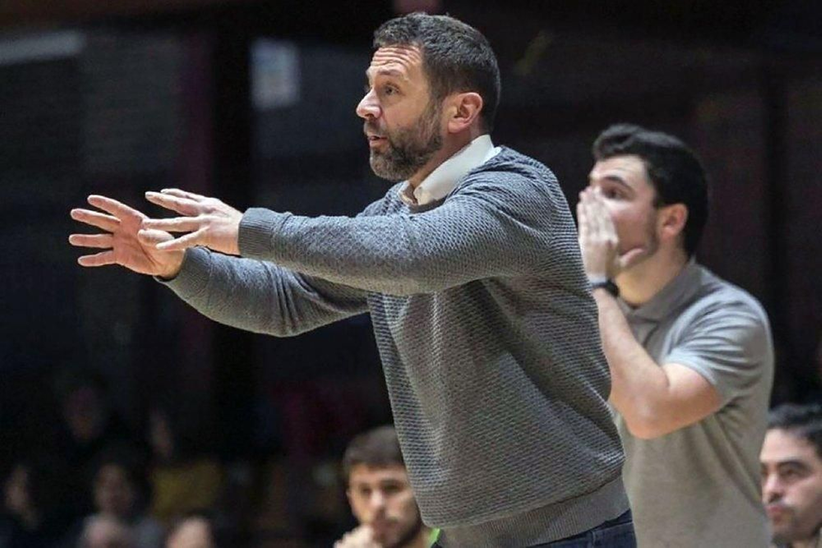 Alfredo Gálvez da órdenes durante un partido con su anterior equipo. Alfredo Gálvez da órdenes durante un partido con su anterior equipo.