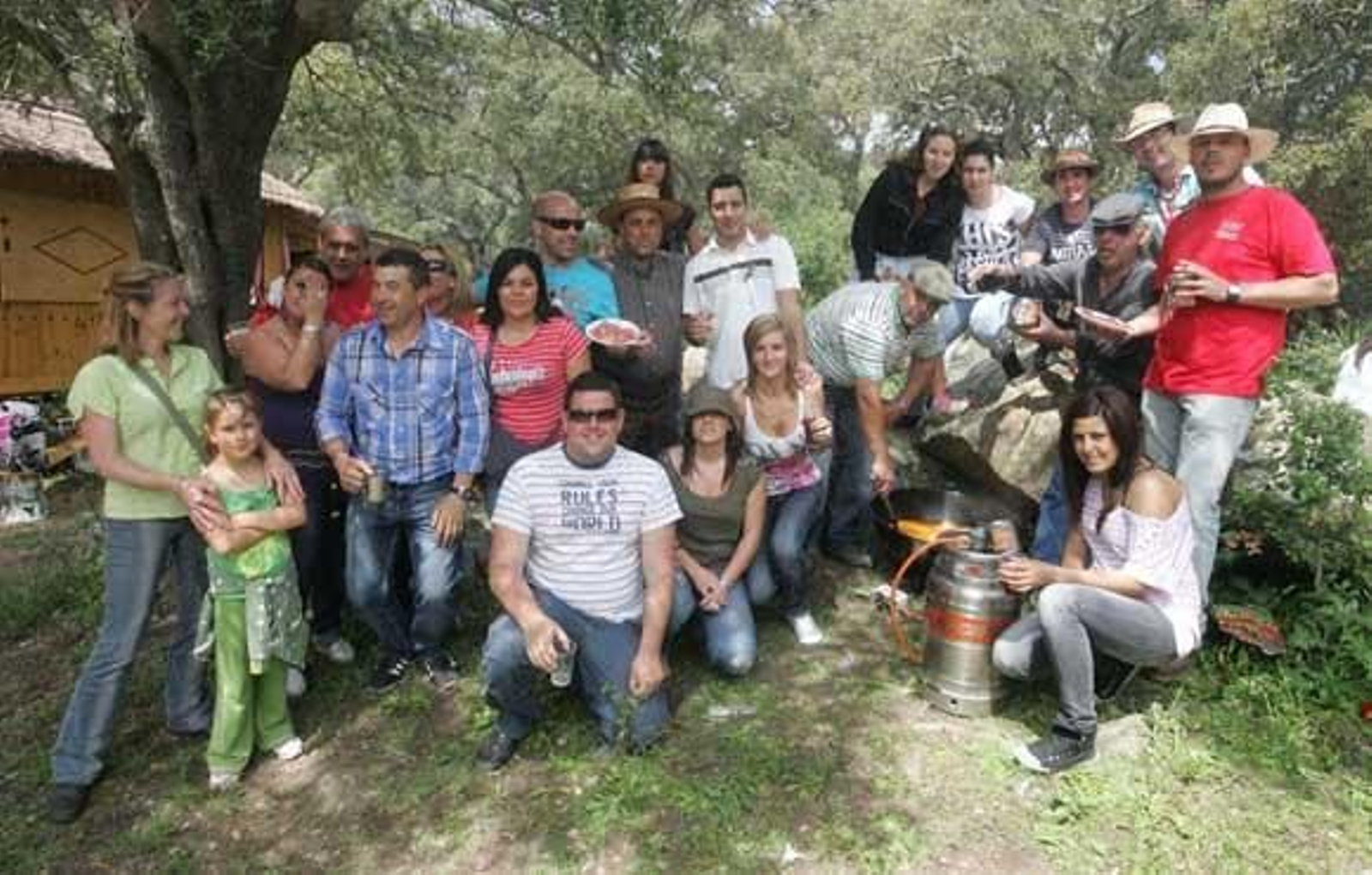 El almuerzo campestre marca la jornada en la Montera del Torero. La hermandad agradece la cada vez mayor afluencia de personas a la misa en honor al patrón./Fotos:José María Quiñones
