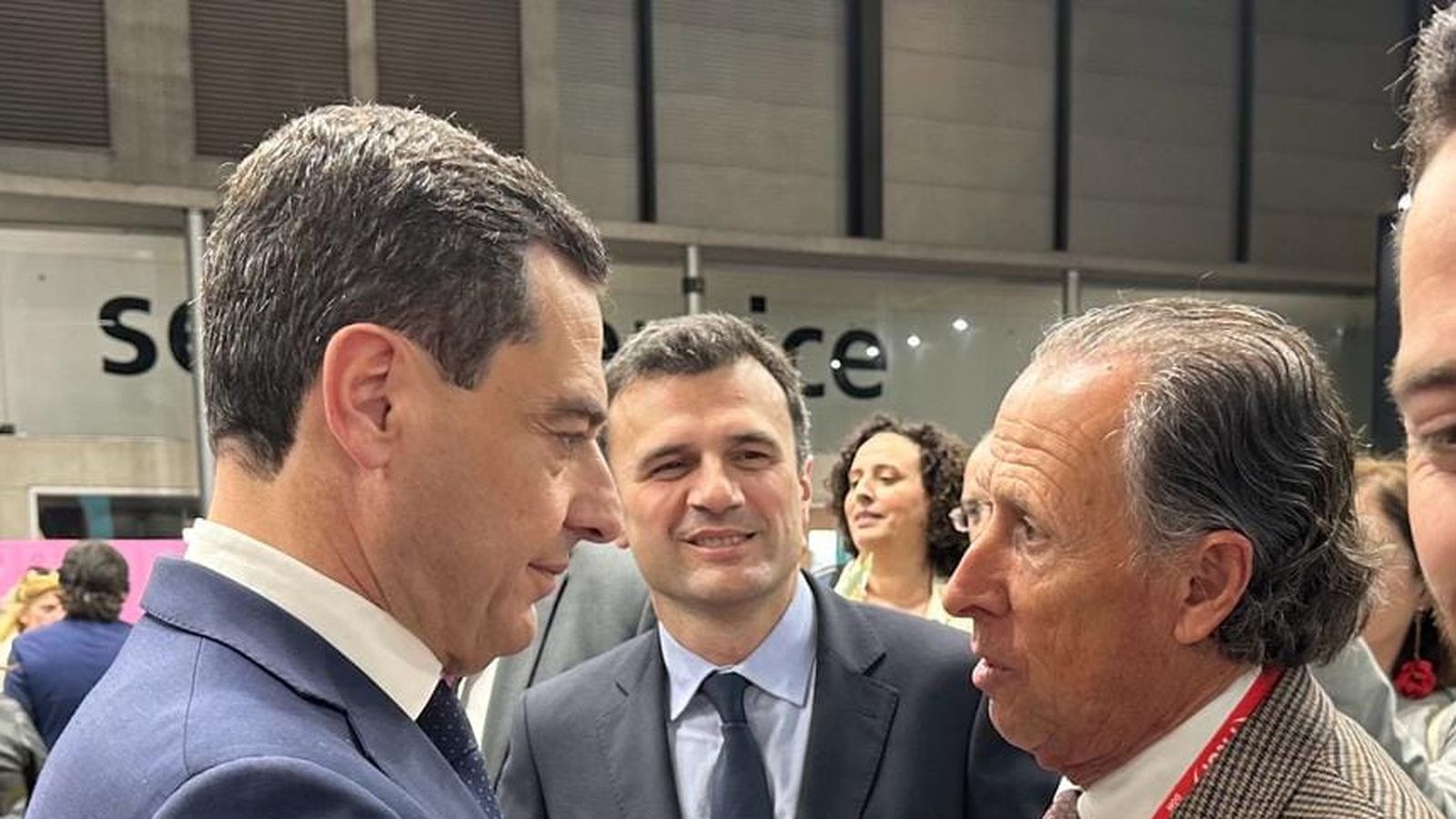 Juanma Moreno y José María Román conversan en una pasada edición de Fitur.