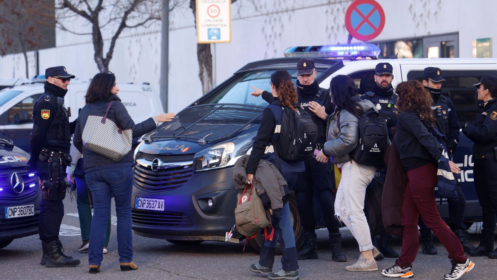 Un grupo de médicas forenses entra en el Instituto de Medicina Legal de Córdoba.