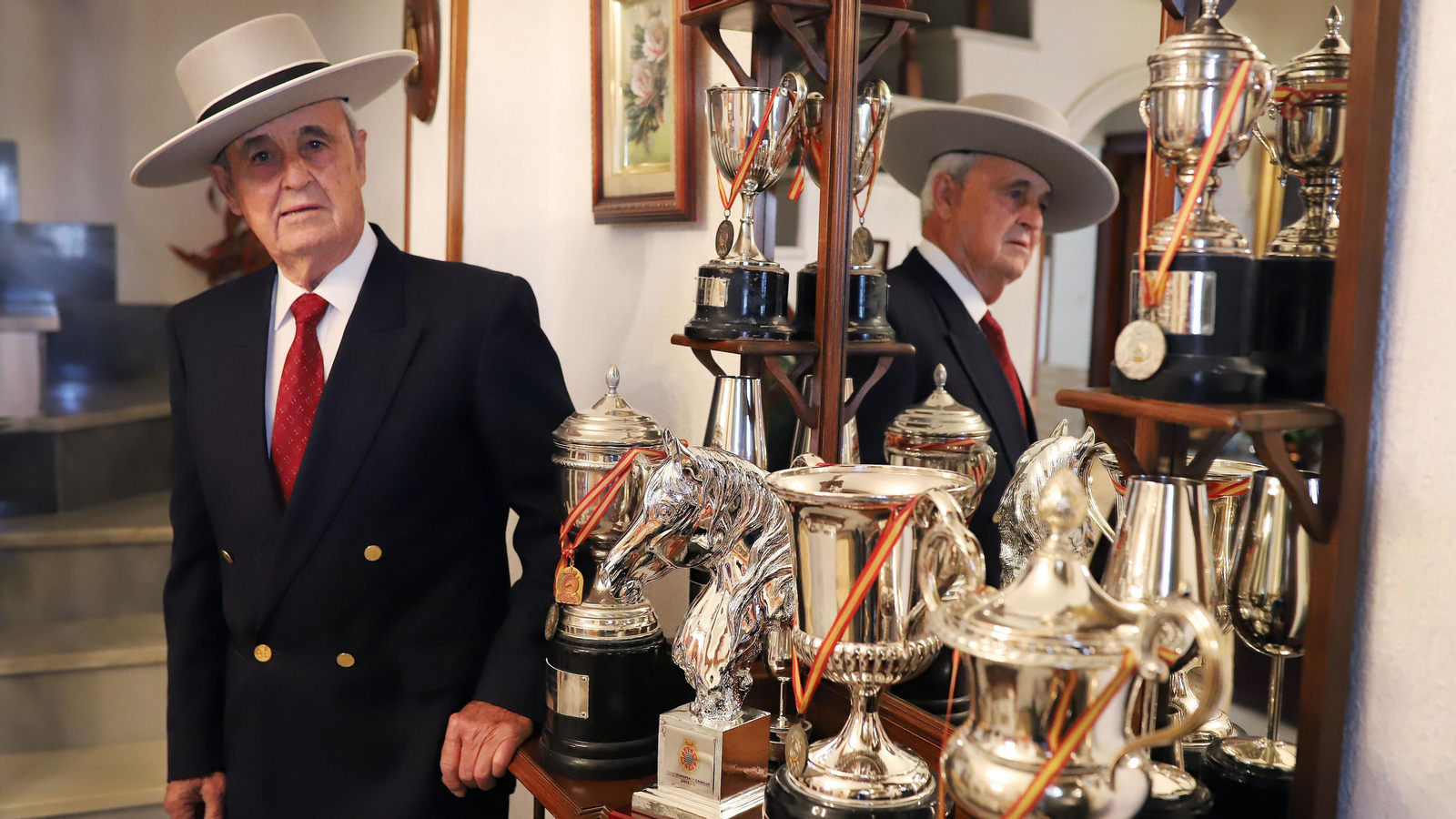 Antonio Carrasco, fotografiado en su domicilio de la barriada Federico Mayo este pasado viernes y rodeado de trofeos. Antonio Carrasco, fotografiado en su domicilio de la barriada Federico Mayo este pasado viernes y rodeado de trofeos.