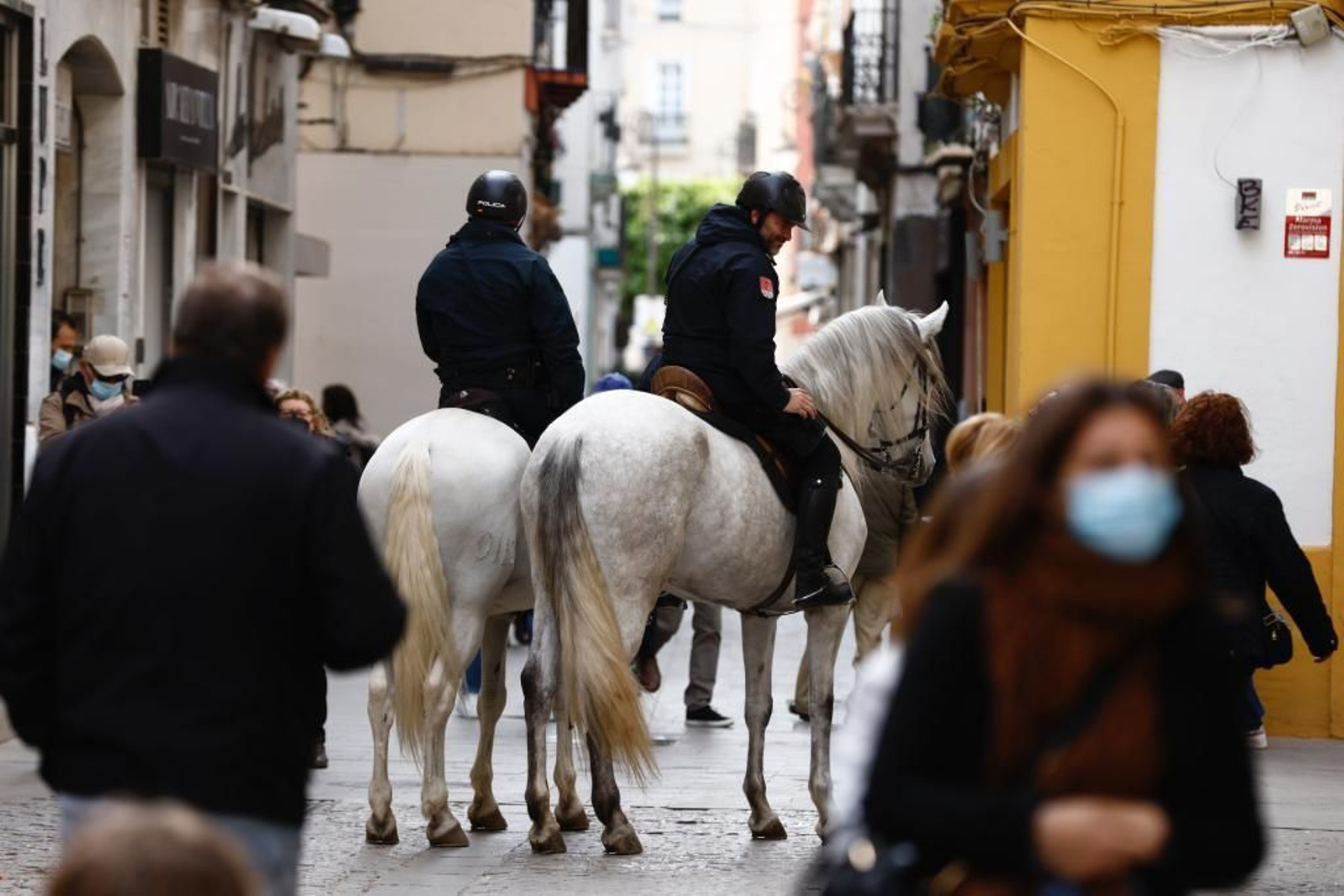 Dos policías nacionales a caballo por la calle Cuna, este lunes.