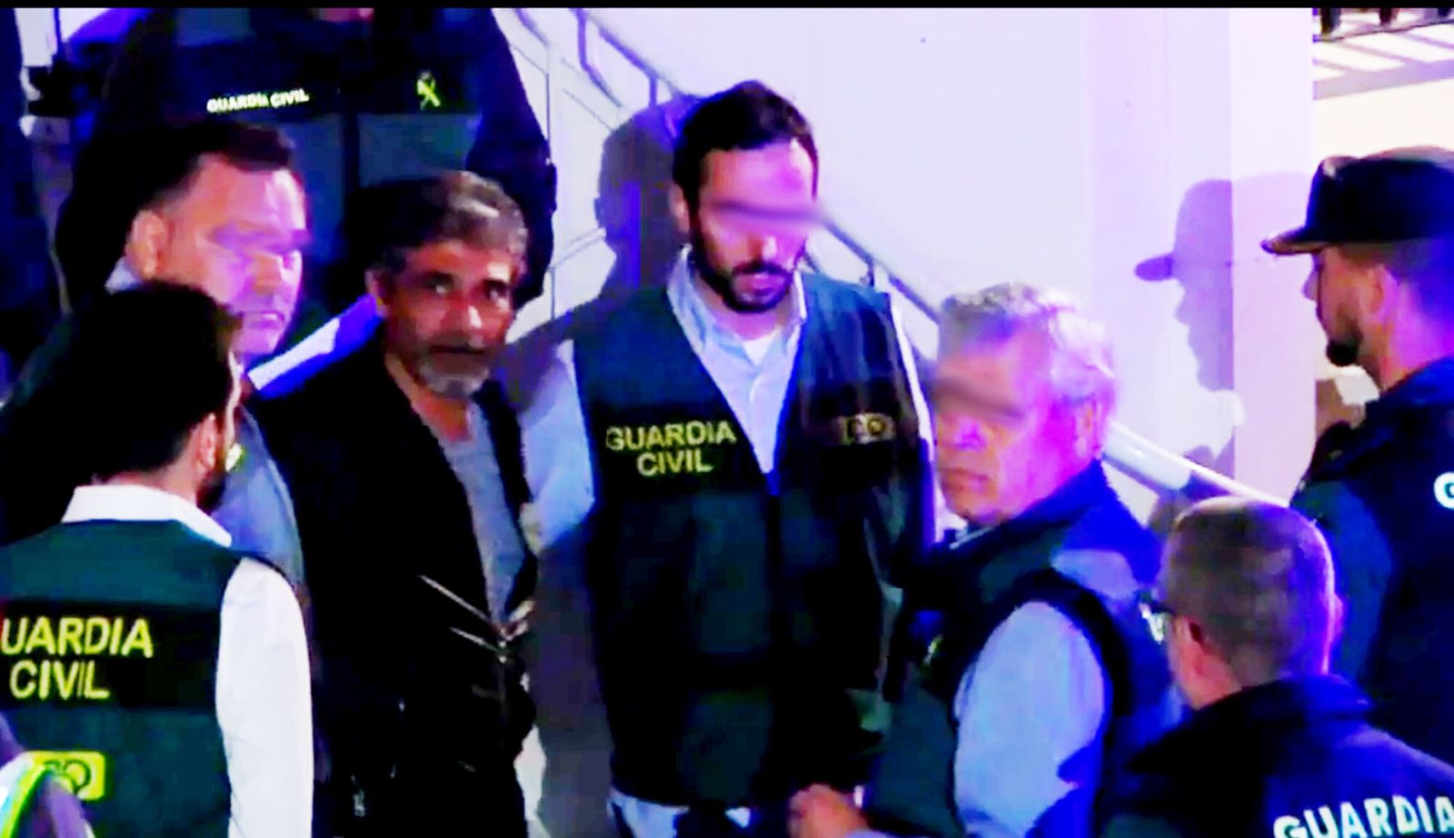 Bernardo Montoya es conducido por agentes de la Guardia Civil a la prisión de Huelva.