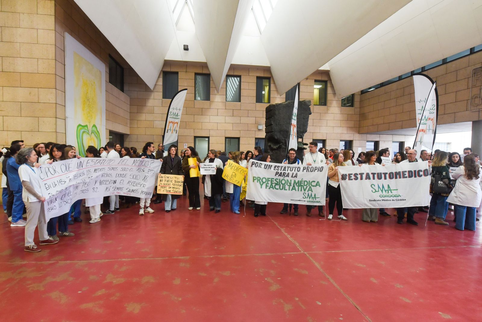 Las imágenes de la marcha de los médicos cordobeses por un estatuto propio y la mejora de sus condiciones laborales