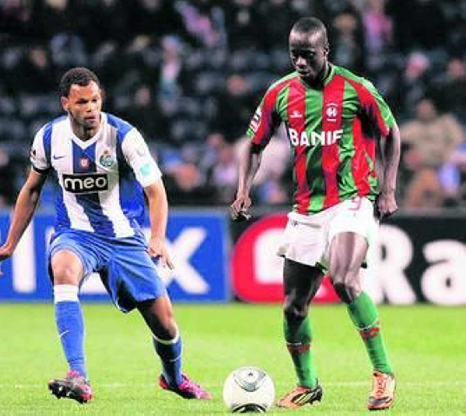 Babá controla el balón ante el central del Oporto Rolando.