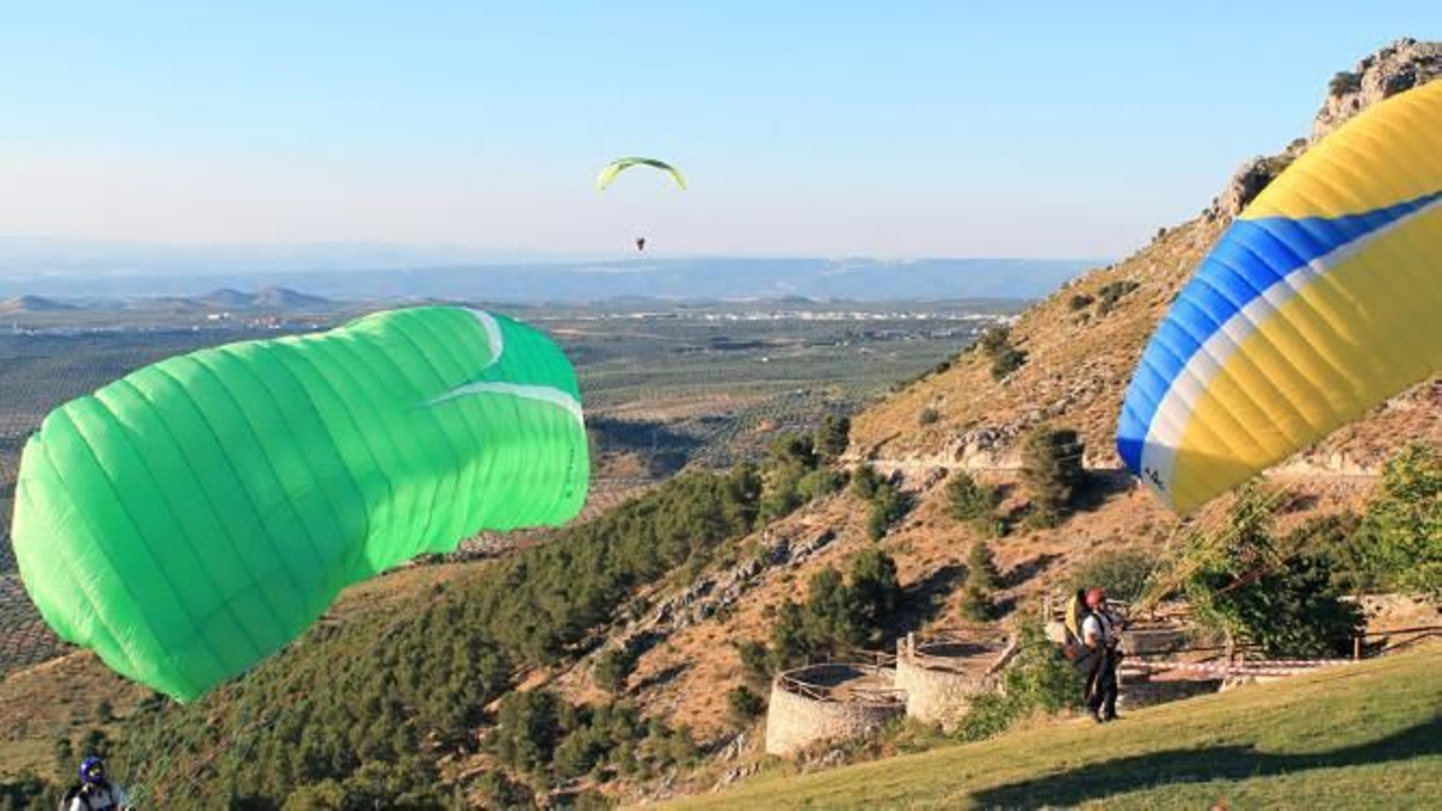 Parapentistas en el cerro más famoso de Pegalajar.