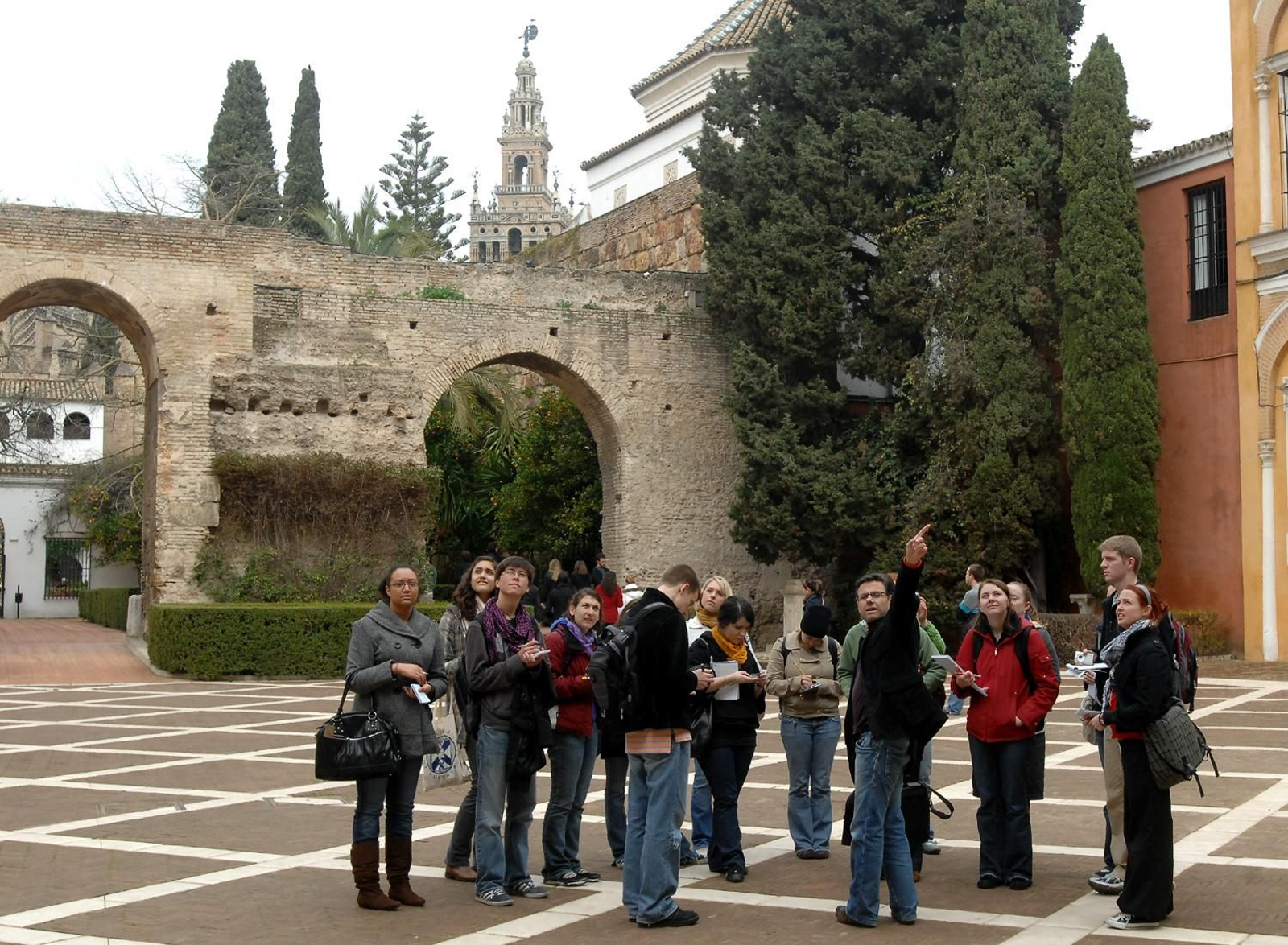 Varios turistas en el Alcázar de Sevilla.