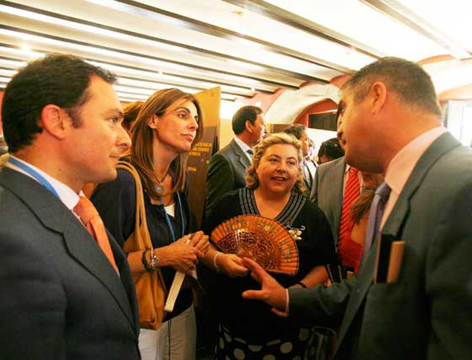 De izqda. a dcha,, Rufino Romero y Paloma Ruiz-Mateos (Garvey), con la consejera y el delegado de Agricultura

Foto: Pascual