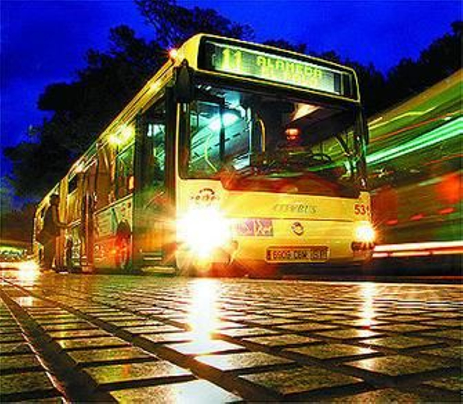 Un autobús en la Alameda.
