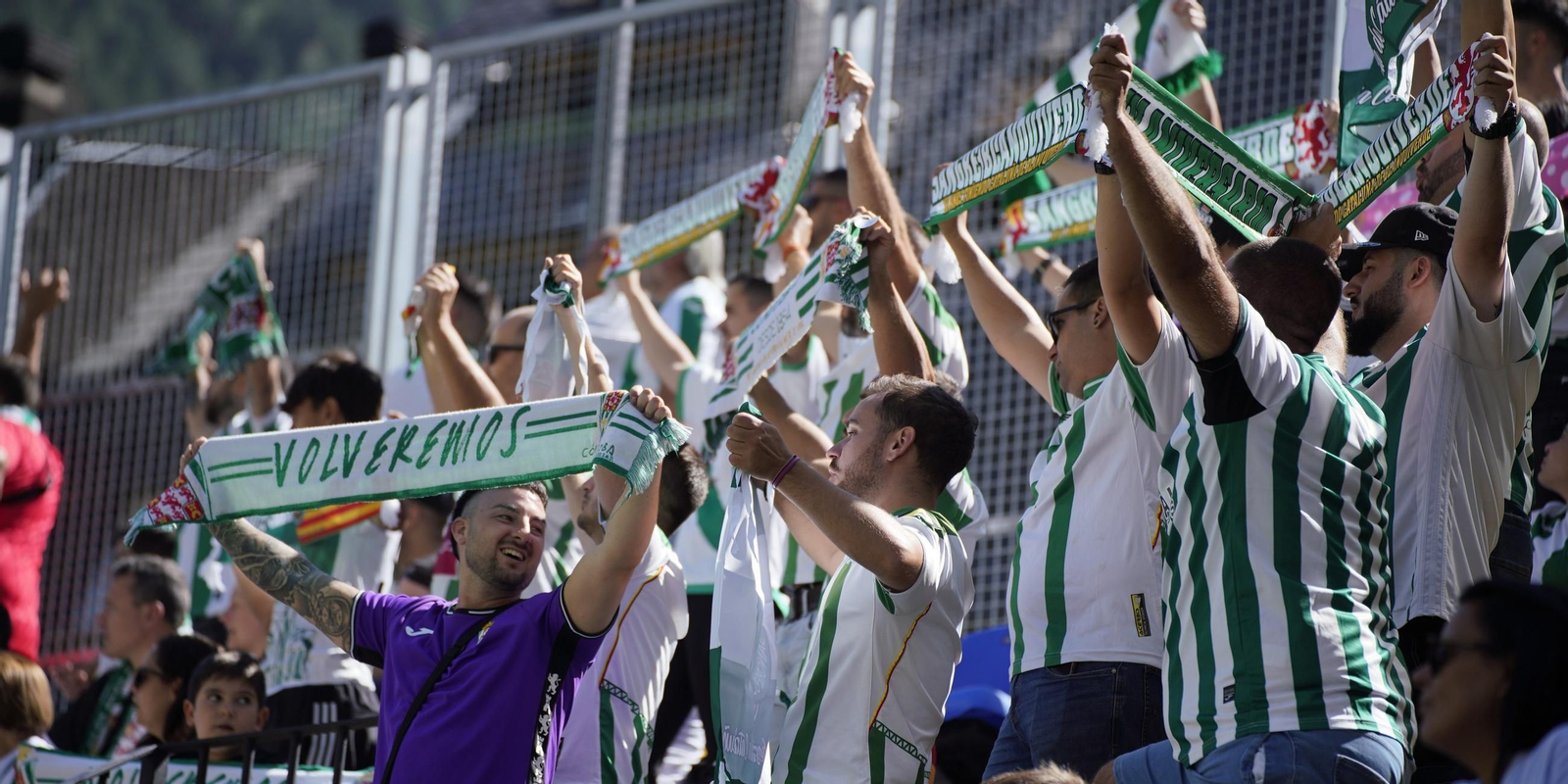 Un grupo de aficionados del Córdoba CF anima a su equipo en Andorra.