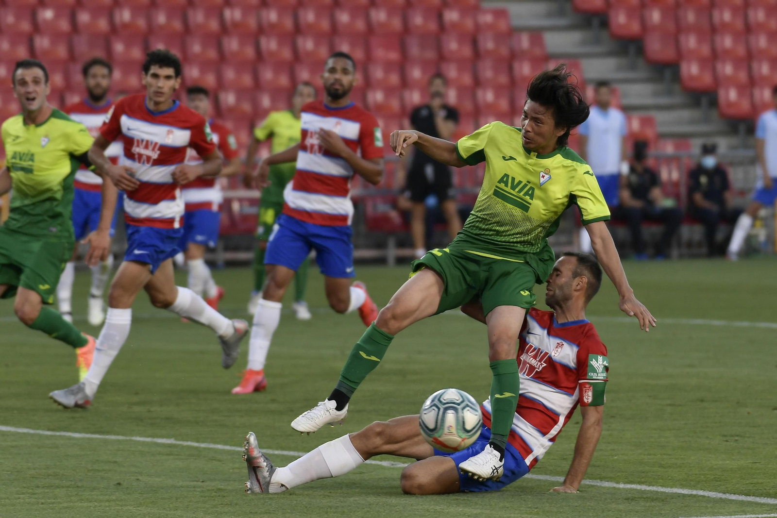 Víctor Díaz despeja el esférico en el área ante la presencia del japonés Inui.