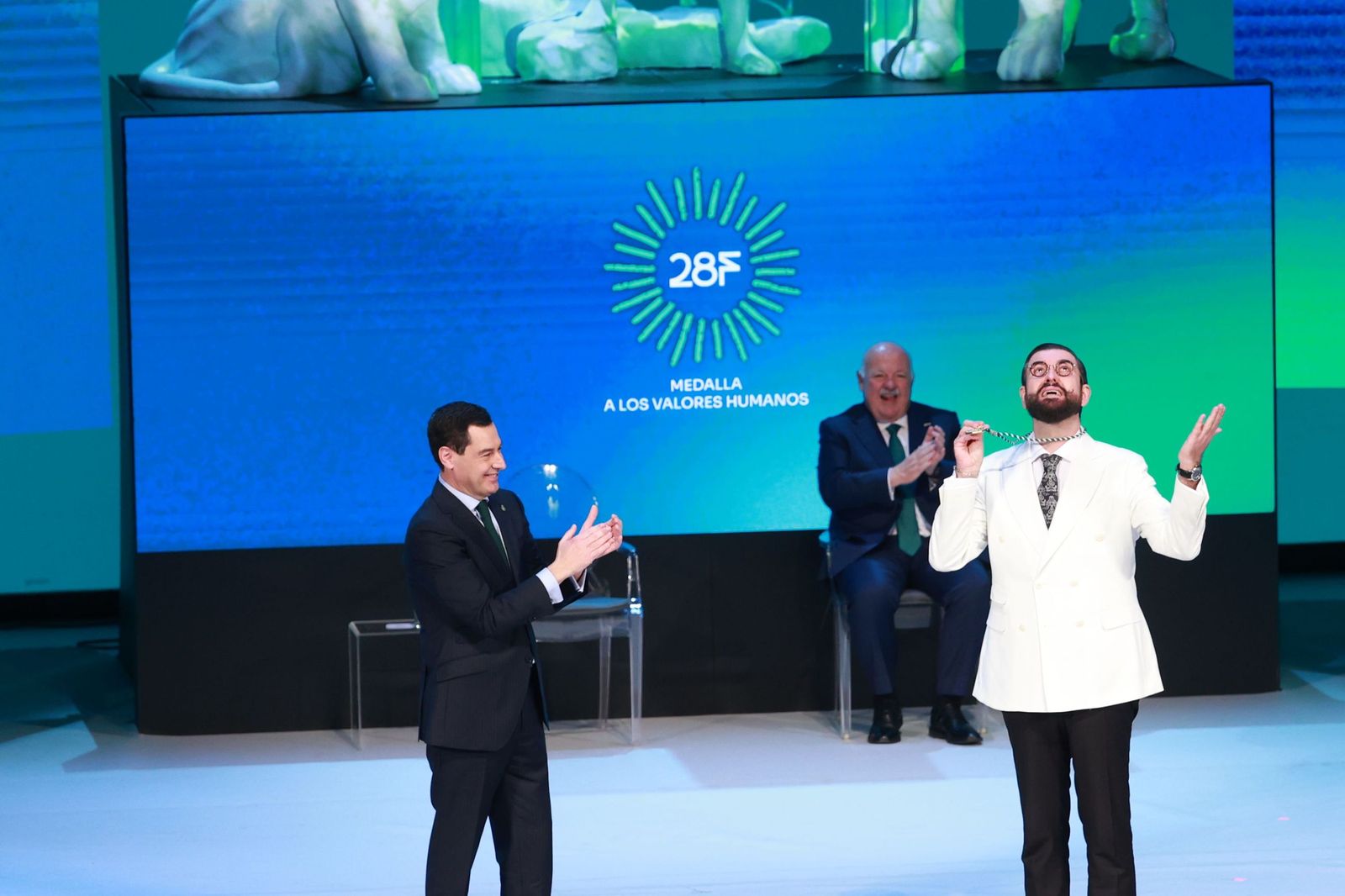 El presidente de la Junta, Juanma Moreno, entrega la Medalla de Andalucía a los valores humanos a Manu Sánchez el 28 F de 2025.