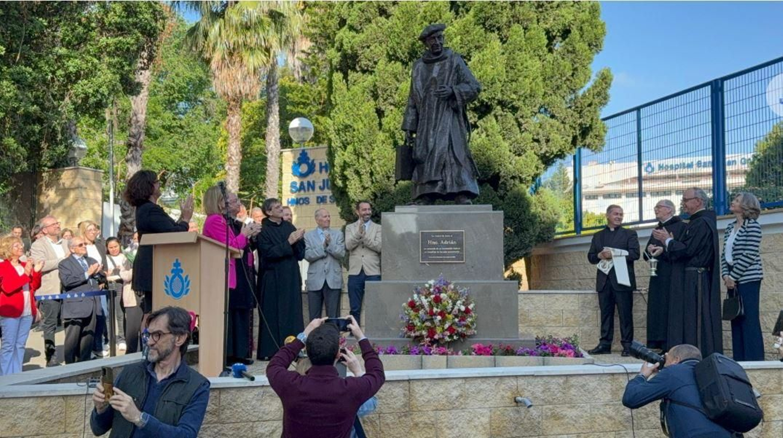 Inauguración del monumento del hermano Adrián en el Hospital San Juan Grande.