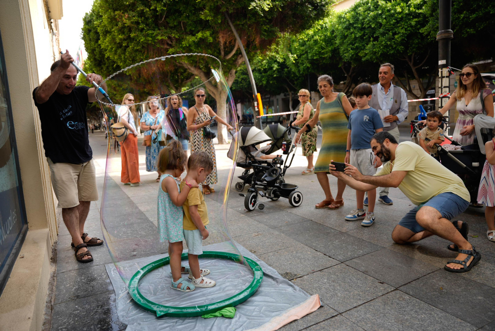 Las mejores imágenes del espectáculo de magia en la calle de la Feria de Almería