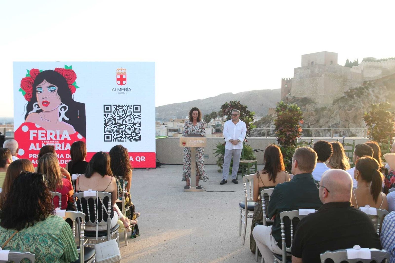 La alcaldesa declara su amor por Almería en la presentación de la Feria y Fiestas Mayores junto al concejal Diego Cruz