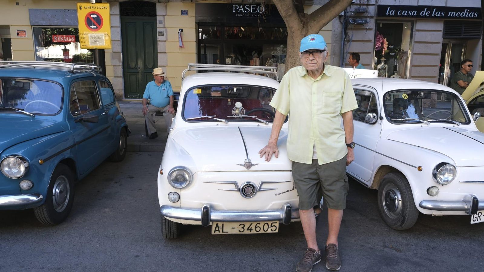 Uno de los Seat 600 expuestos en el Paseo este sábado.