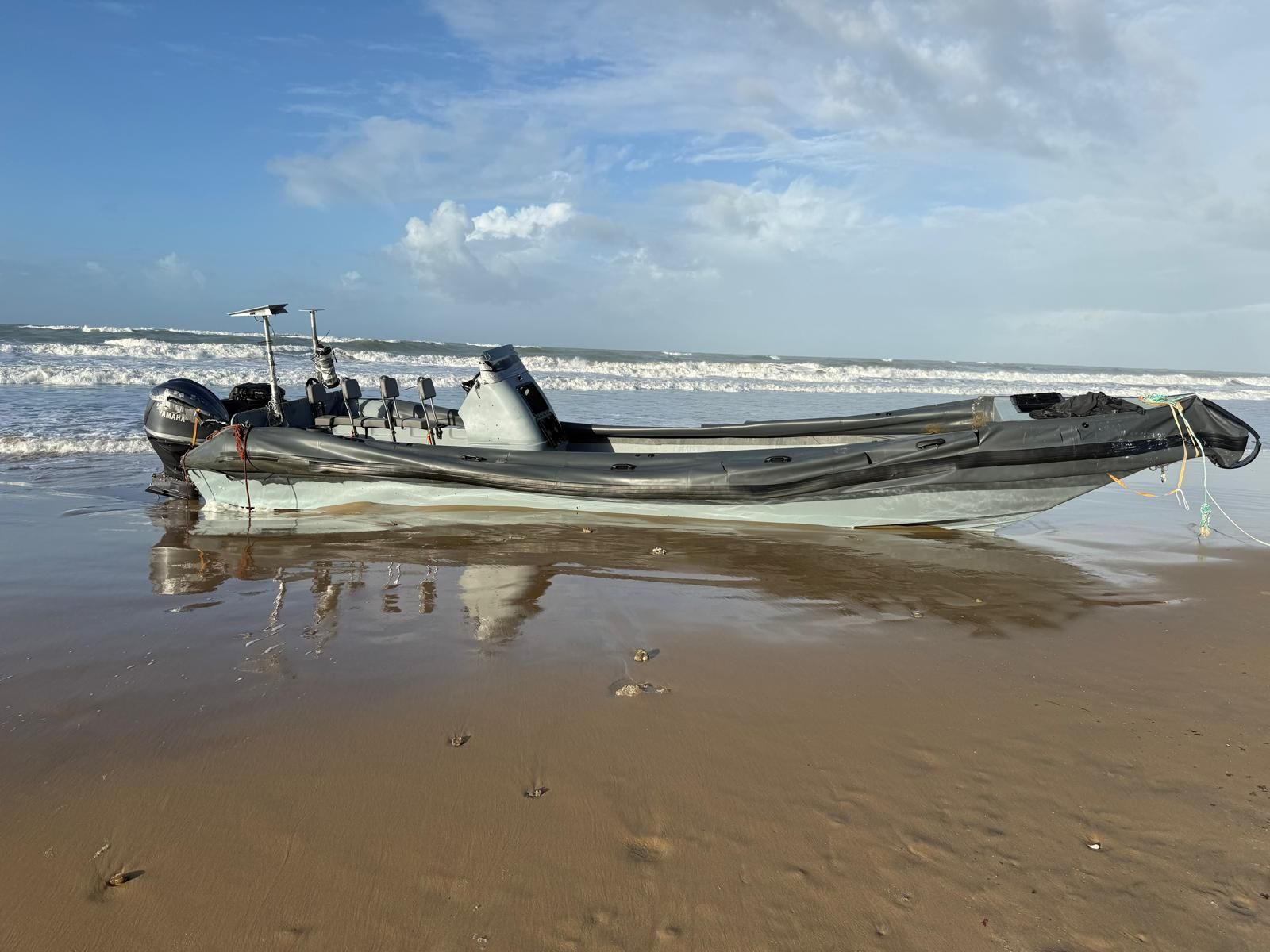 La narcolancha donde viajarían los tres desaparecidos, varada en La Victoria el pasado viernes.