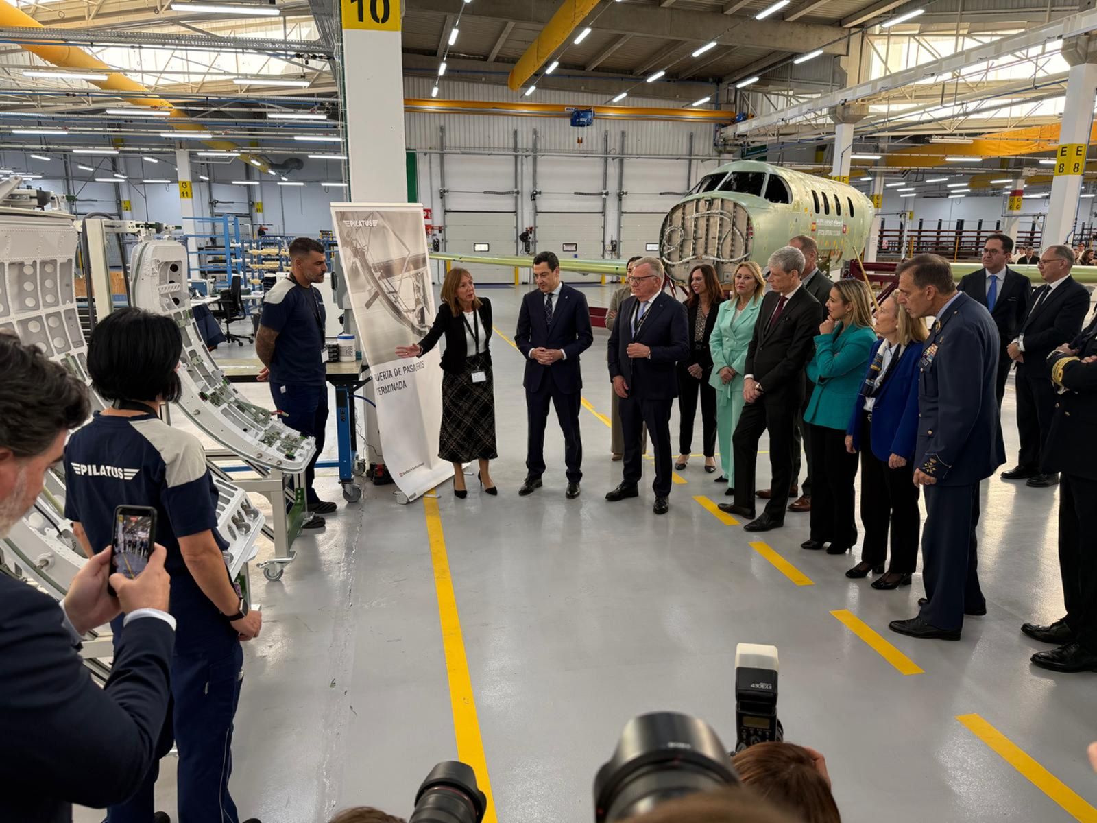 Juanma Moreno, presidente de la Junta de Andalucía, durante su visita a Pilatus Aircraft Ibérica en Alcalá de Guadaíra.