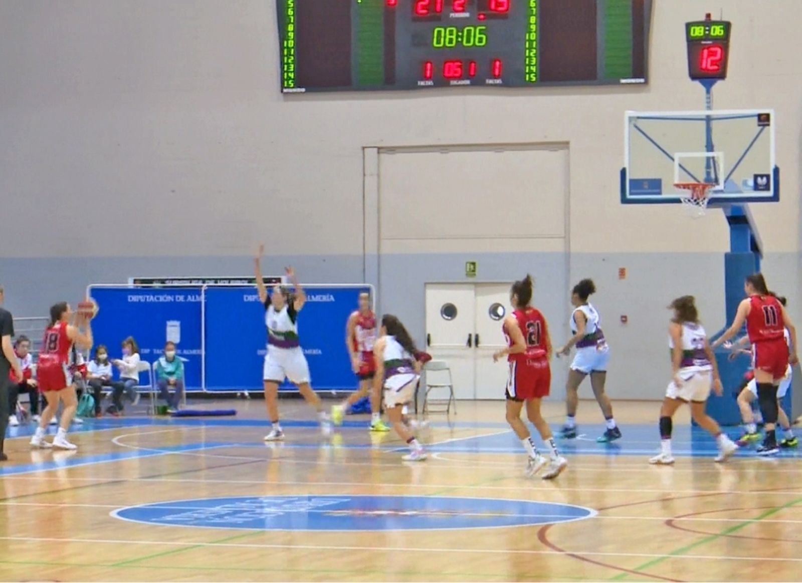 Núñez lanza a canasta.