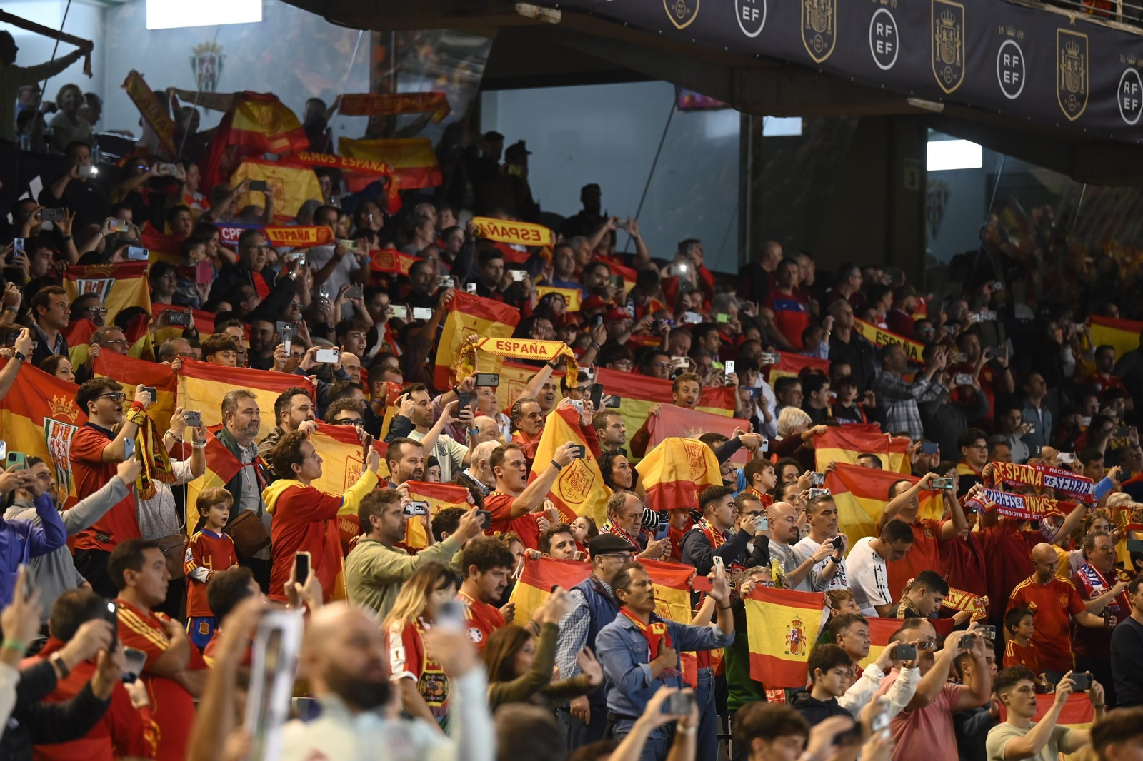 Las mejores fotos del ambiente en el España - Serbia de El Arcángel, en Córdoba