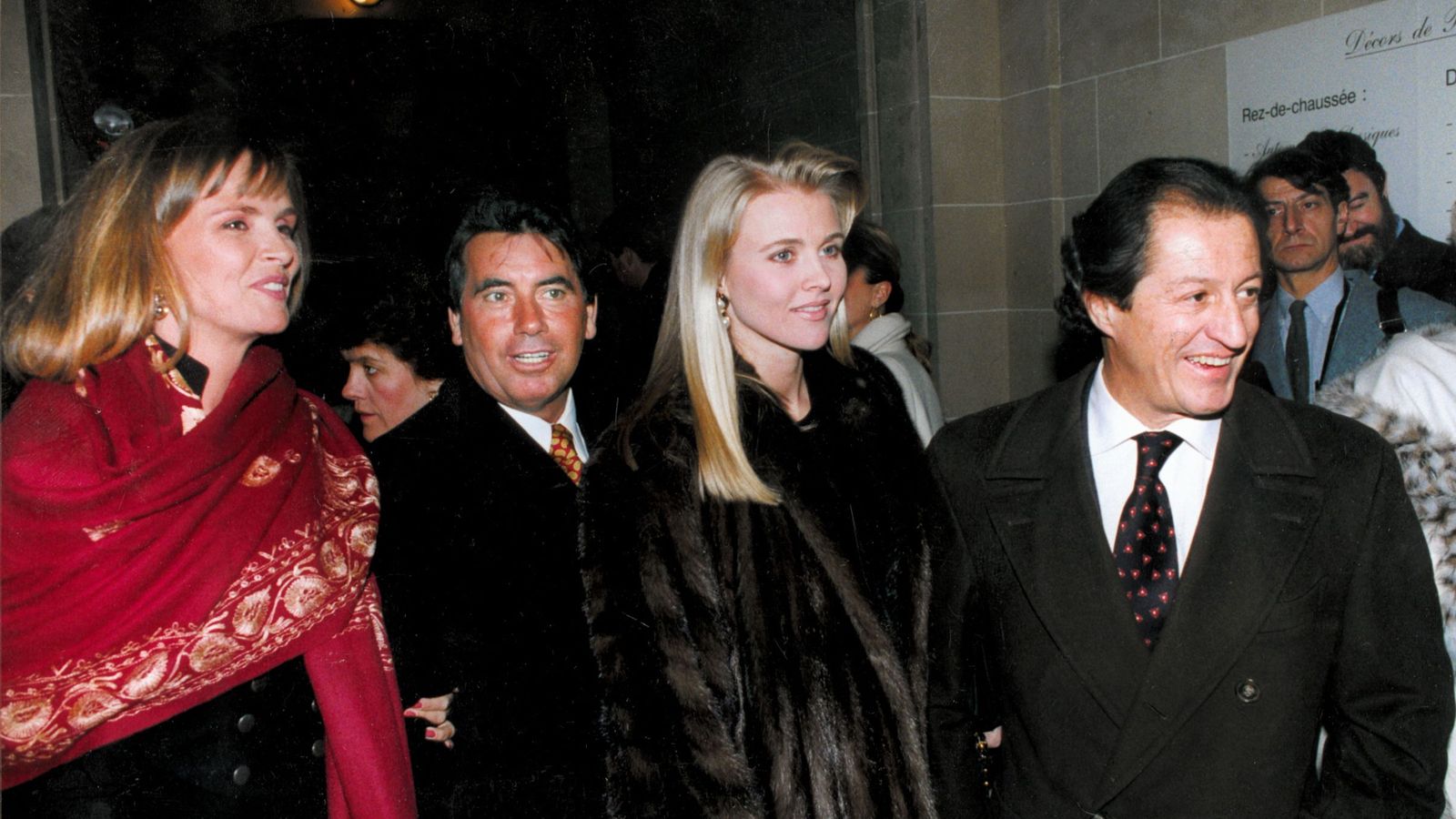 El empresario francés Phillippe Junot  (d) junto a su entonces esposa, Nina Wendelboe (segunda por la derecha); con el tenista  Manolo Santana  y su mujer Otti, durante un acto en París en 1992