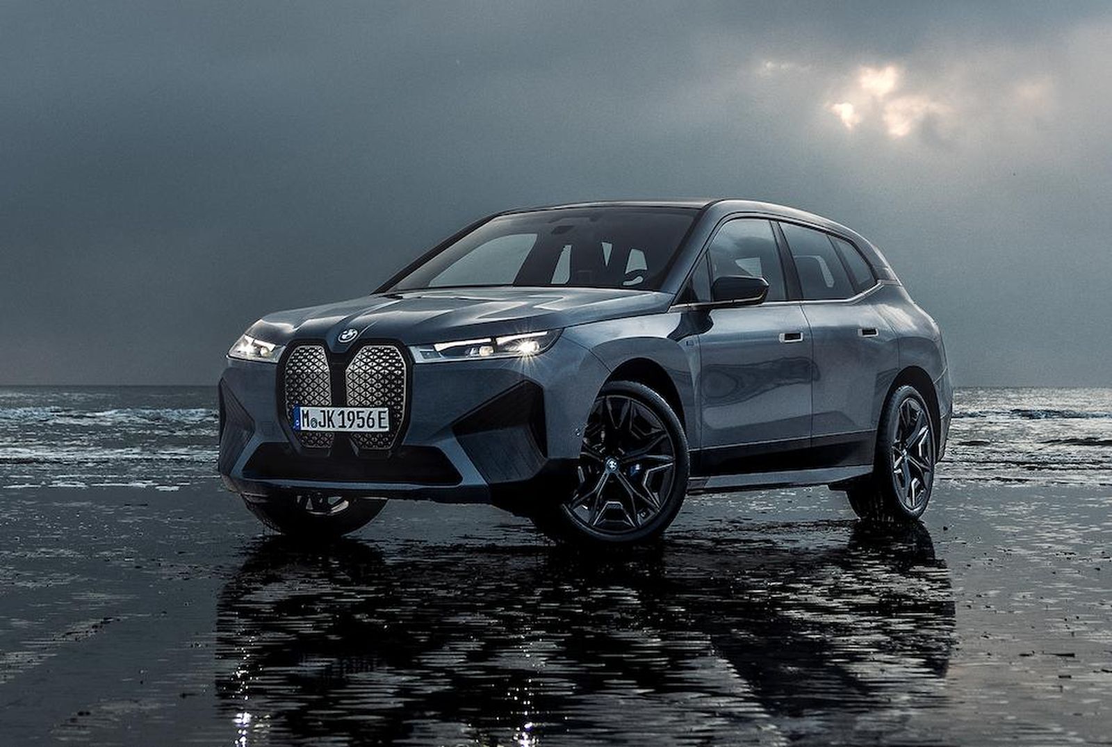 BMW suma a su familia de eléctricos el iX M60, un SUV con 619 CV