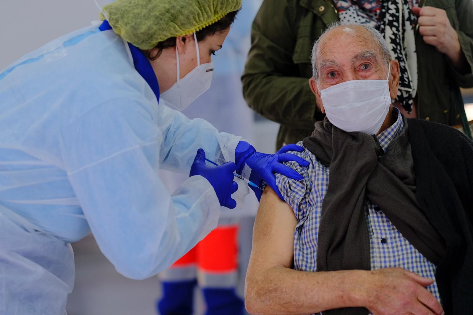 Una sanitaria suministra la vacuna a una persona mayor en Ronda, este jueves.