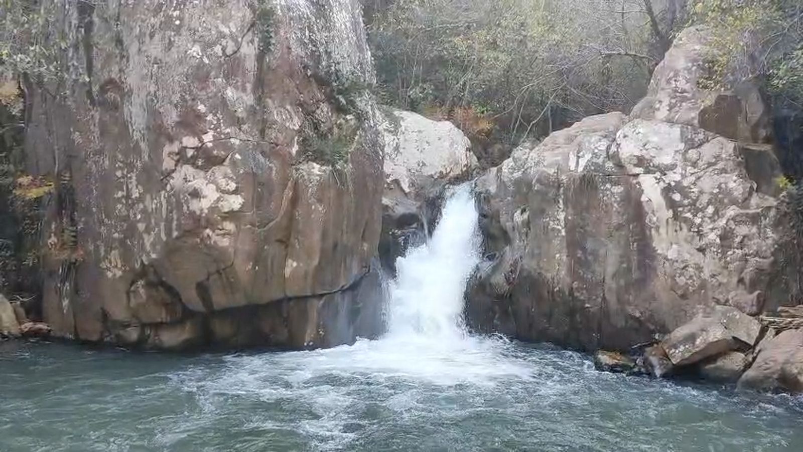 Así de caudaloso luce el río de la Miel de Algeciras tras las lluvias de la borrasca Francis