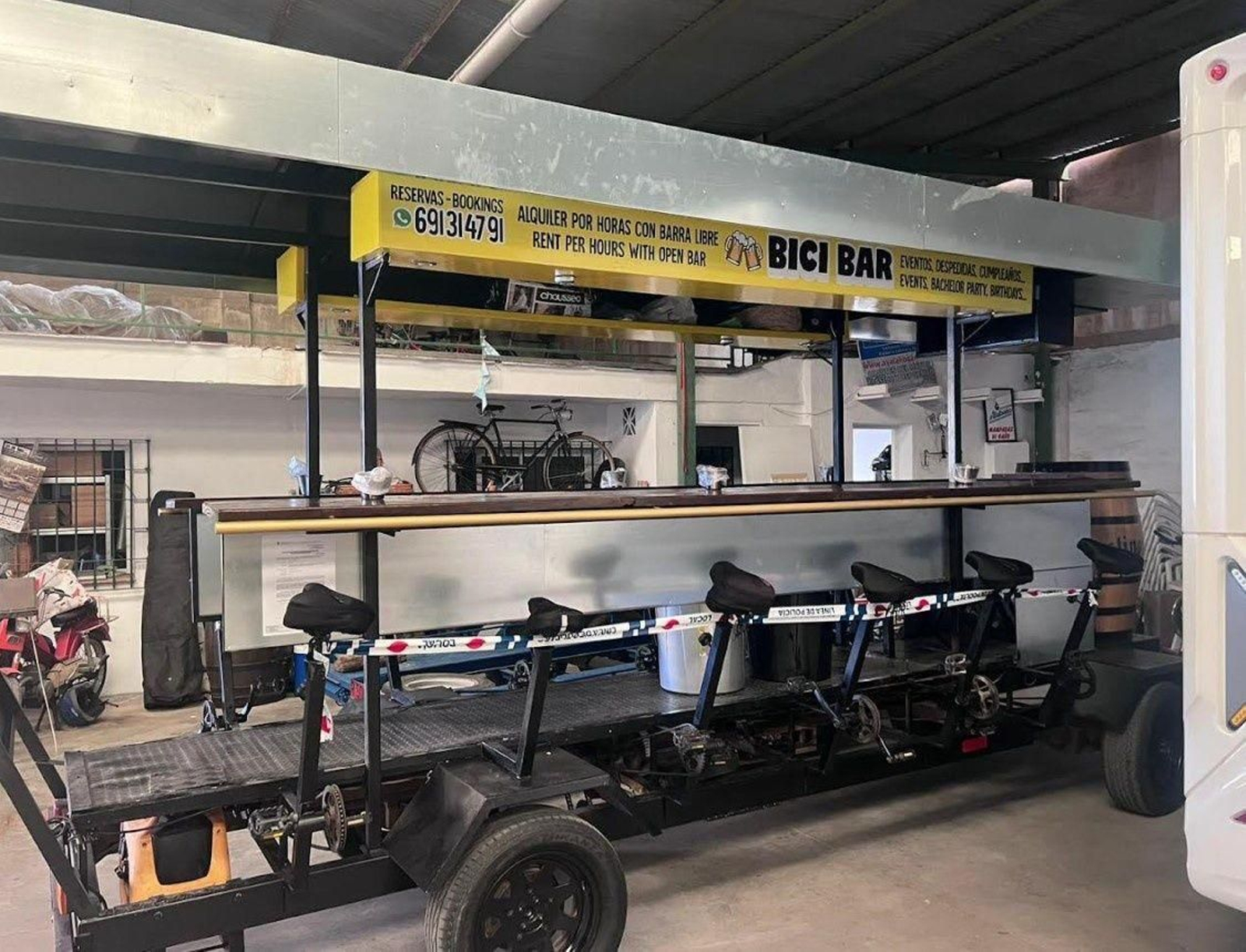 El ciclo-bar inmovilizado por la Policía Local.